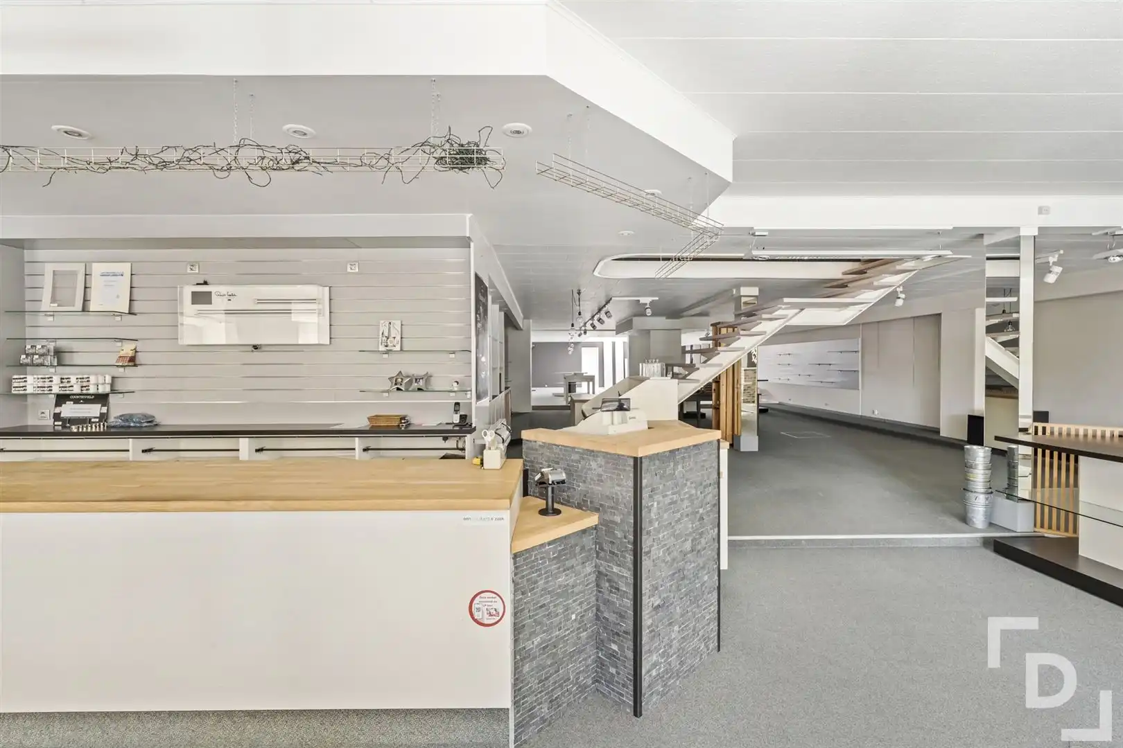 Ruime handelszaak met woonst & verhuurd appartement te koop in Poelkapelle. foto 16