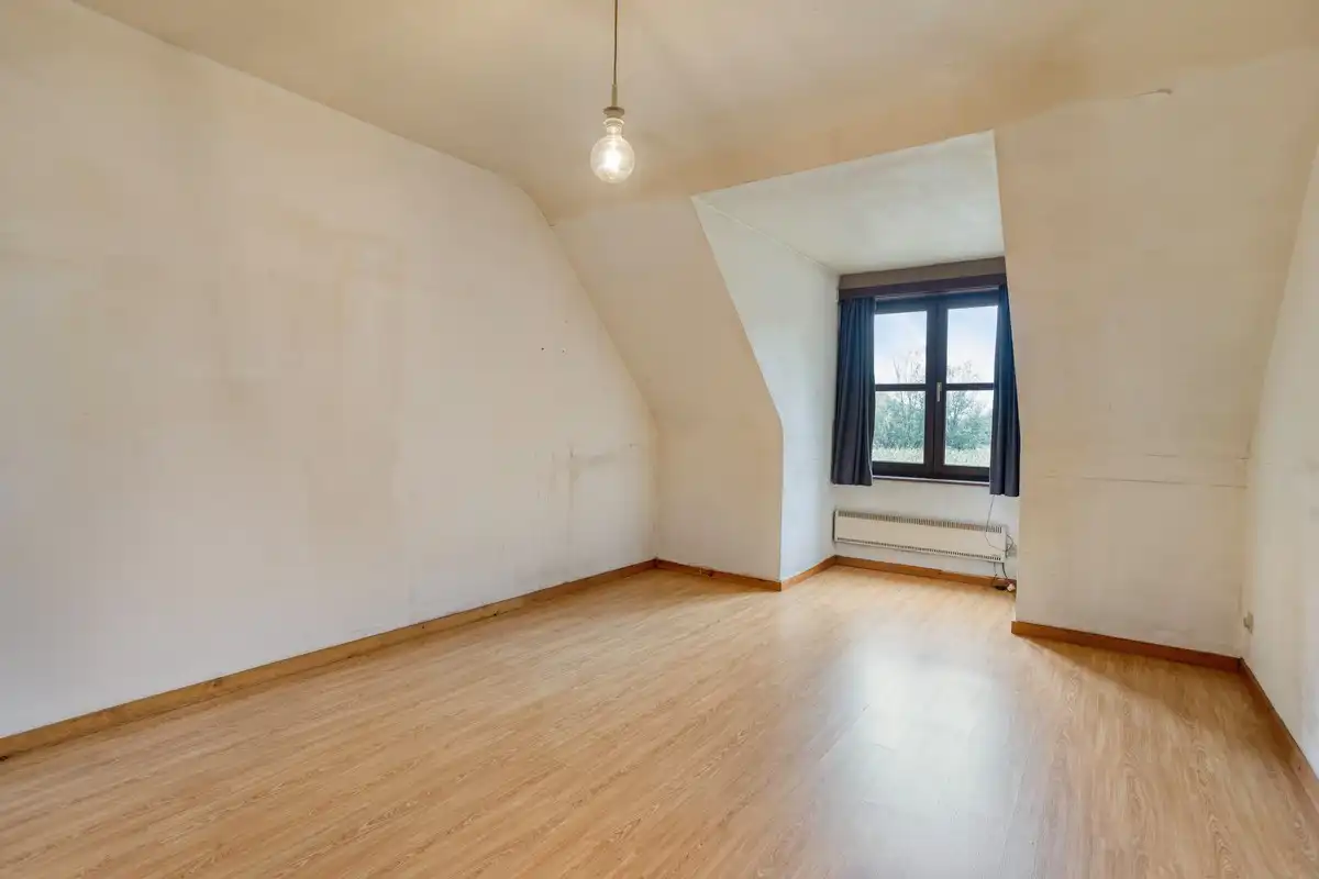 Ruime halfopen woning met 4 slaapkamers, bureau en garage op een residentiële ligging in Drongen foto 8