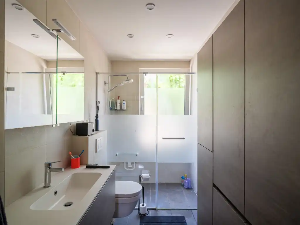 Sint-Amandsberg – Ruime interbellumwoning met 4 slaapkamers, tuin, dubbele garage en polyvalente ruimte nabij het Bijgaardepark. foto 12