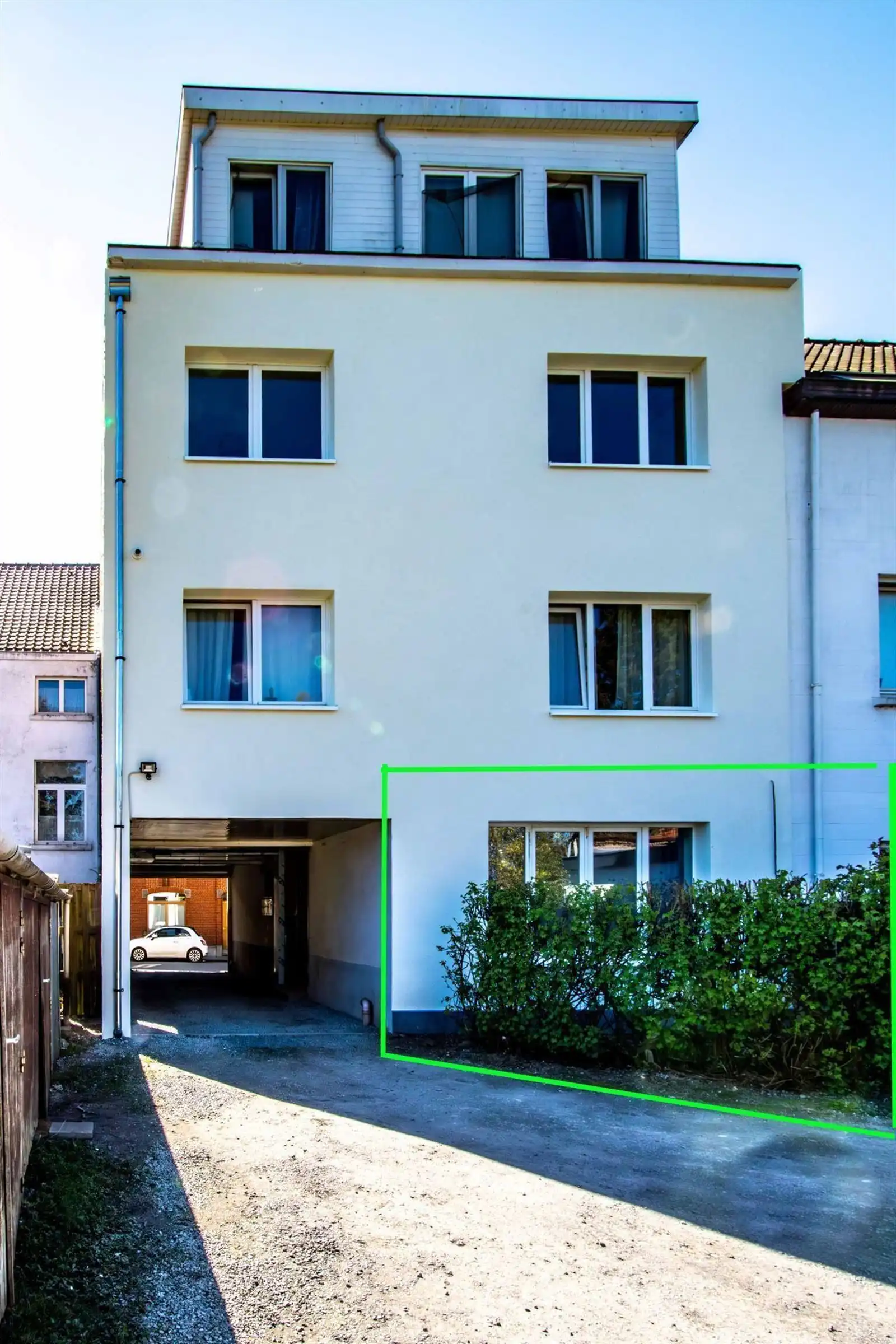 Instapklaar 1-kamer appartement met parking en tuin  foto {{pictureIndex}}