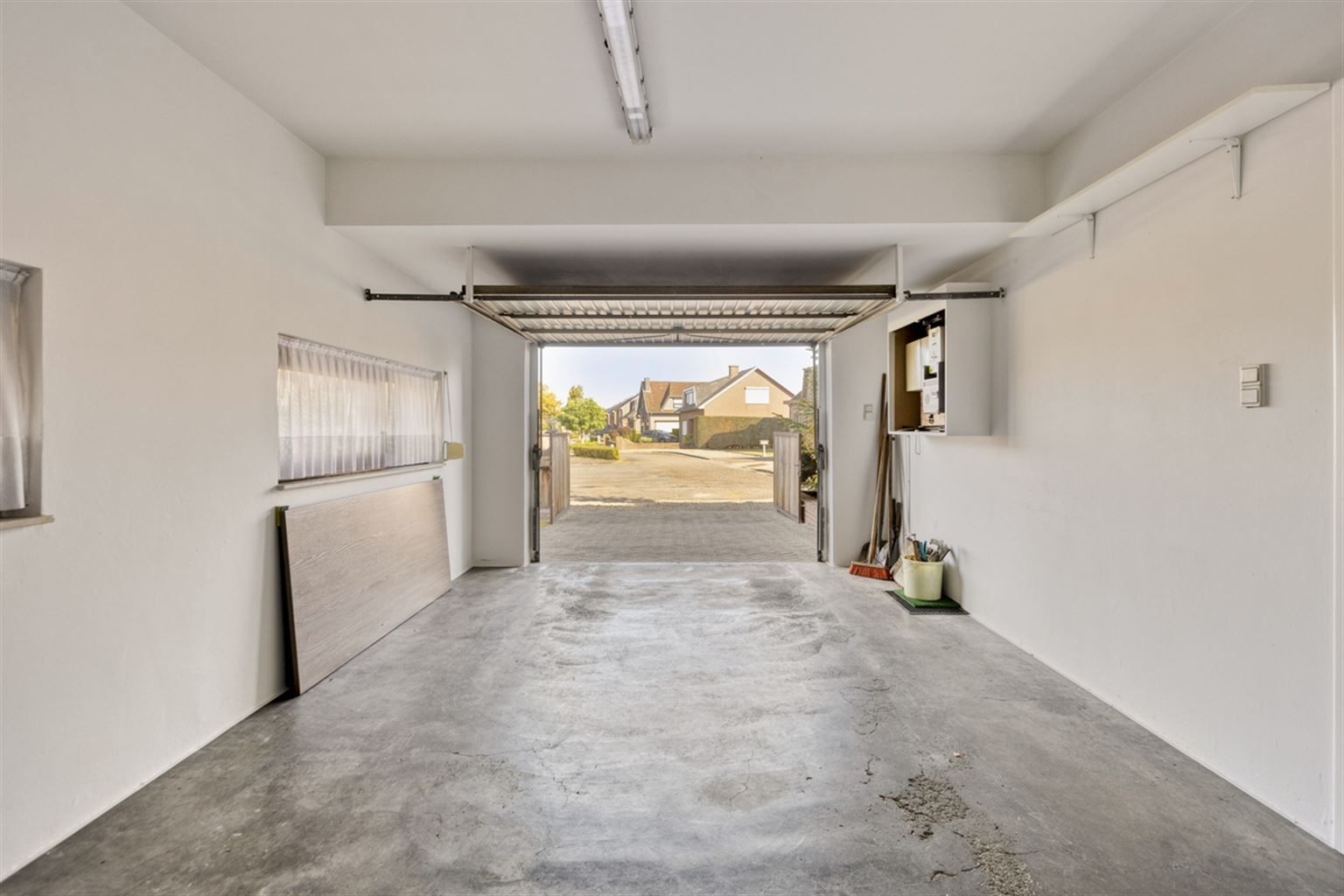Ruime gezinswoning voorzien van 5 slaapkamers, garage, kelder en tuin nabij het centrum van Neeroeteren. Tevens mogelijkheden voor het uitoefenen van een vrij beroep, praktijkruimte, kapsalon, etc.  foto 12