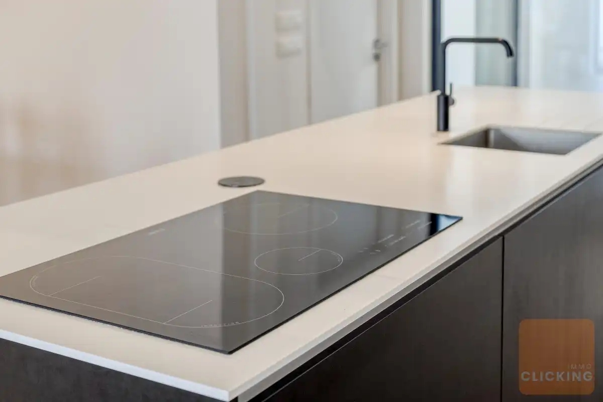 Stijlvol en recent appartement met tuin en patio foto 8