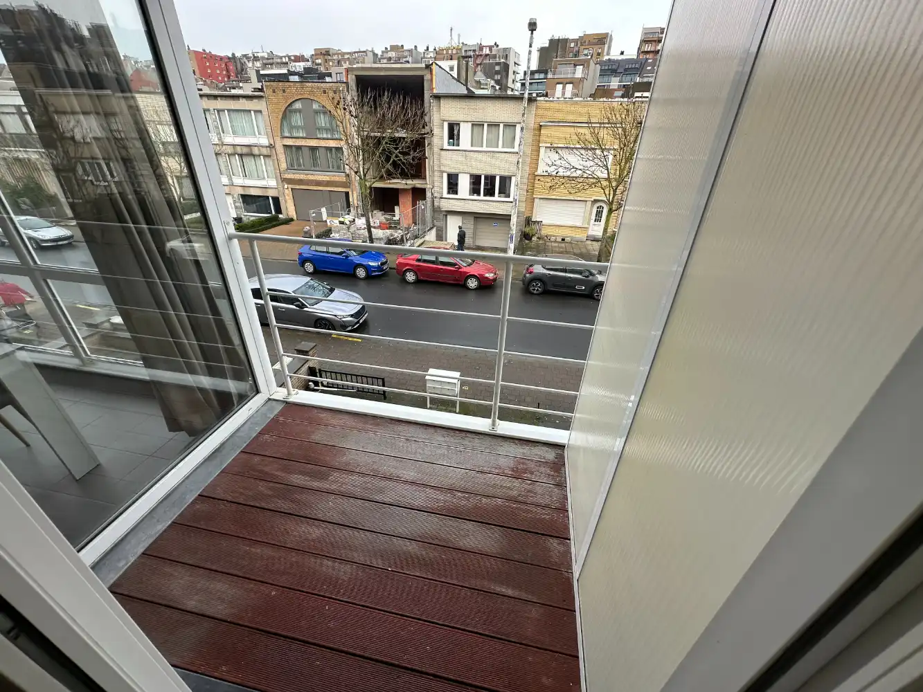 Modern gemeubeld appartement met één slaapkamer en terras in een residentiële wijk. foto 4