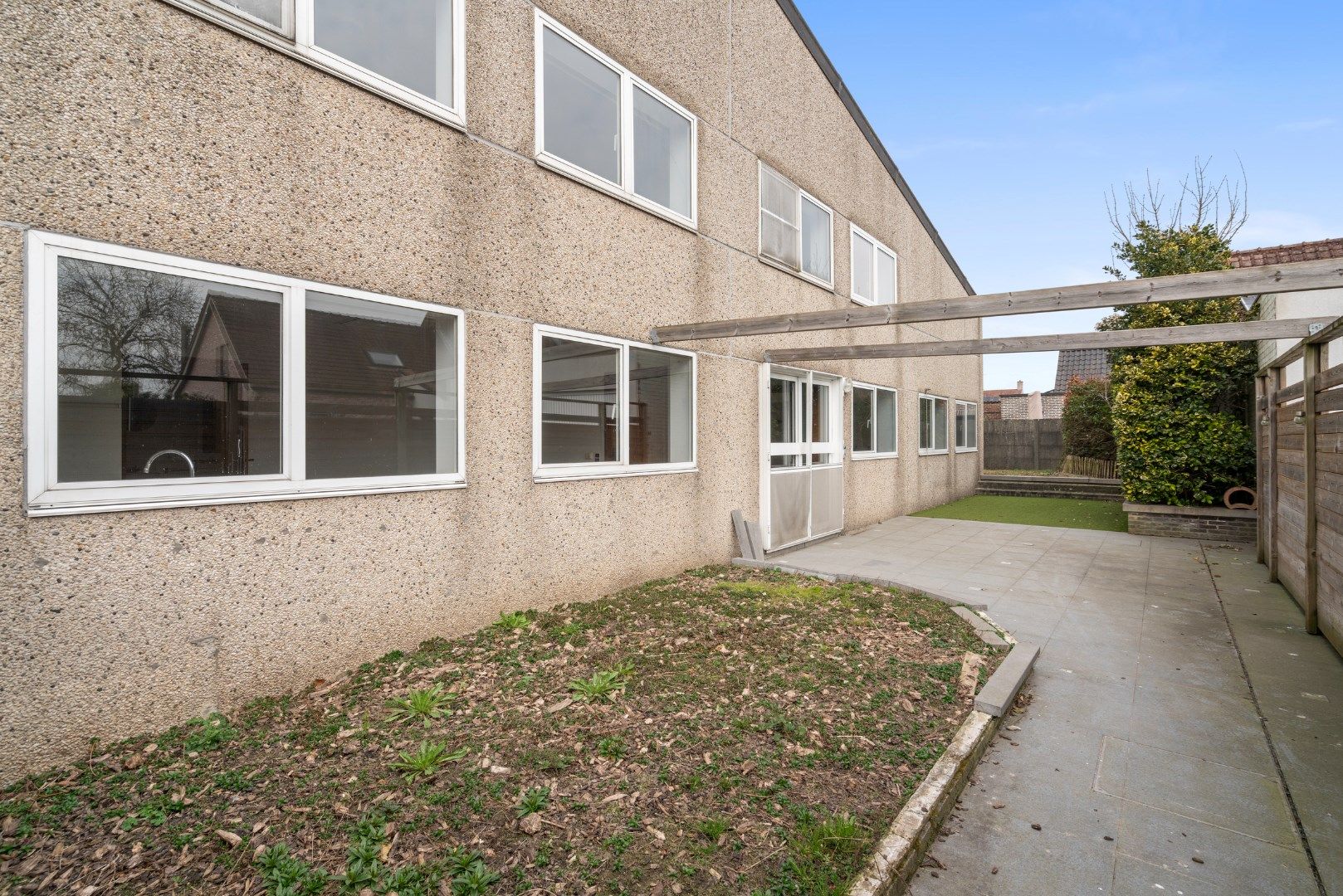 Magazijn met kantoren en conciërgewoning foto 20