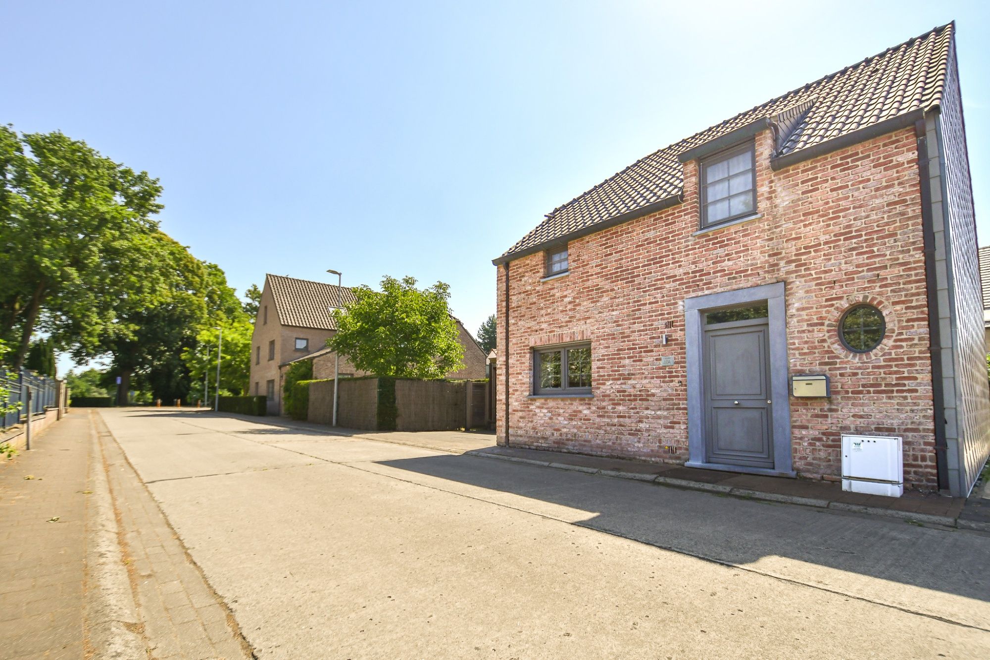 Recente woning gelegen in een gezellige rustige straat vlakbij het kanaal foto 3