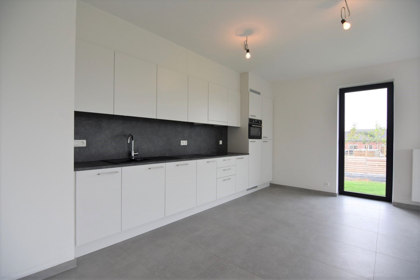 Lichtrijk 2-slpk appartement met ruim terras foto 9