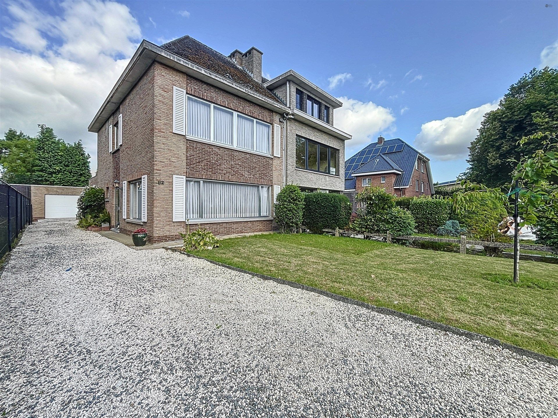 Hoofdfoto van de publicatie: Woning met 3 slk en garage op grond van 704m².