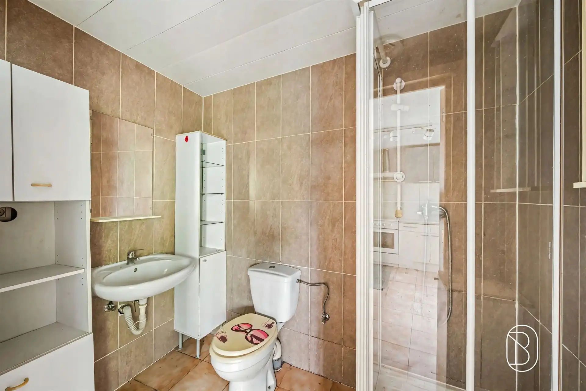 Te renoveren woning met 5 kamers, en parkeergelegenheid  foto 9
