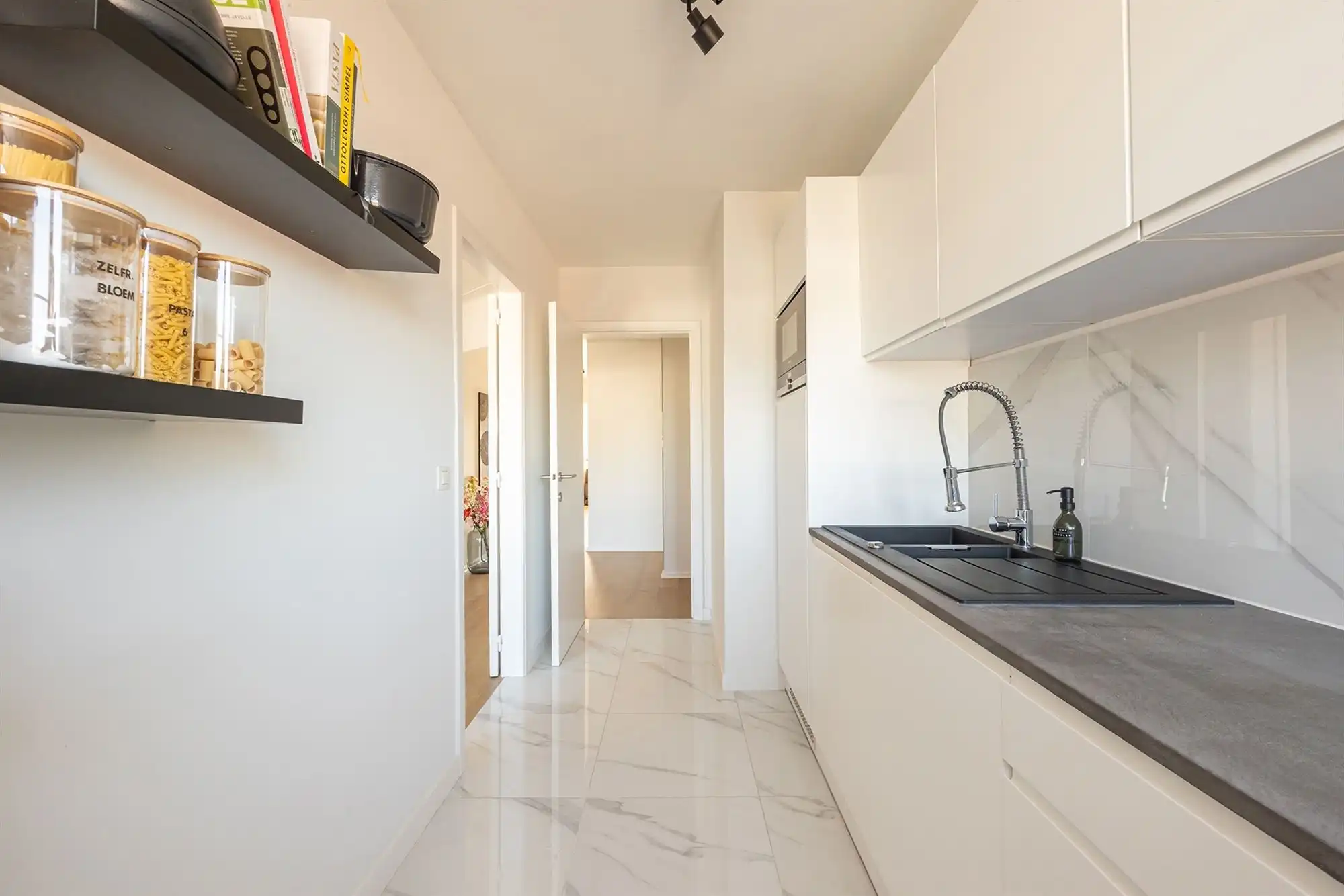 Instapklaar tweeslaapkamer appartement met terras in Deurne-Zuid foto 17