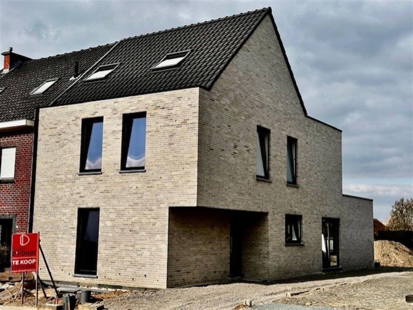 Ruime nieuwbouwwoning foto {{pictureIndex}}