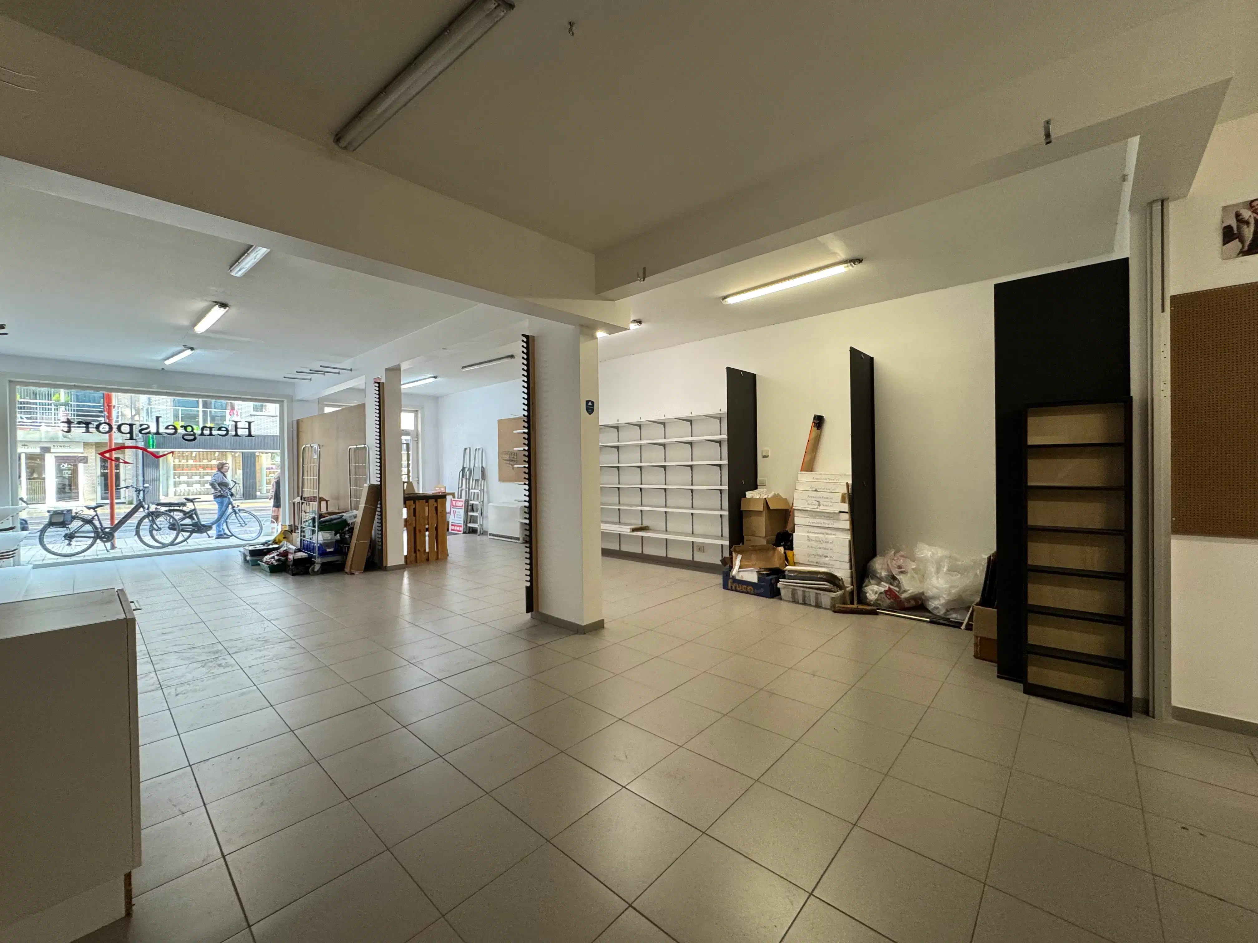 Handelsgelijkvloers 148m² + kelder 65m² foto 4