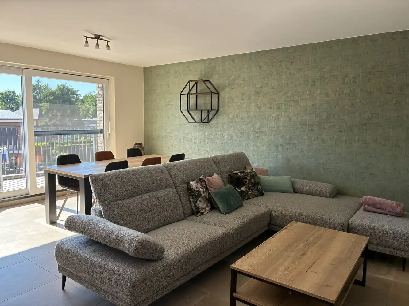 Appartement met ruim terras en autostaanplaats foto 2