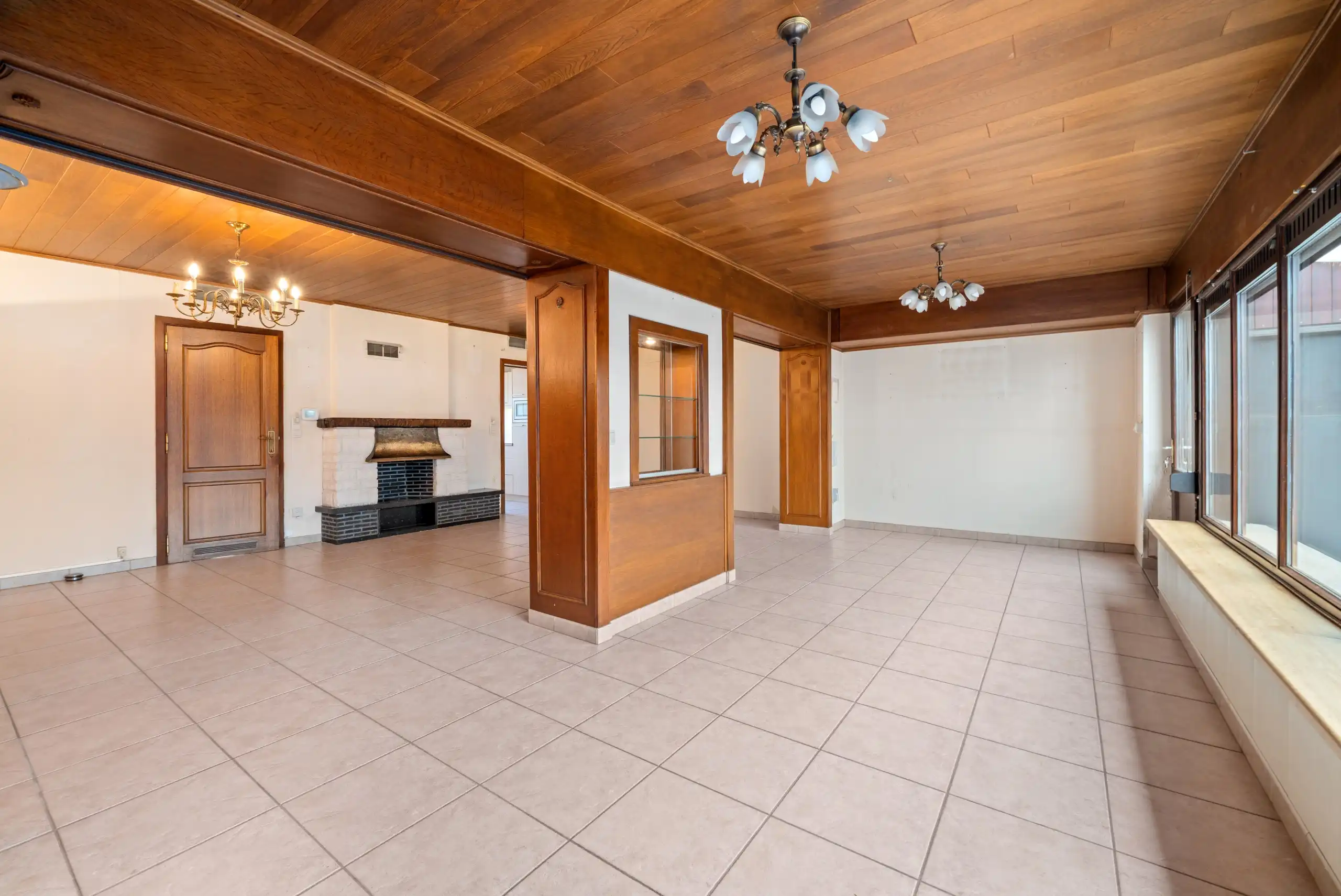 Op te frissen rijwoning op 197m2 in een centraal gelegen buurt foto 2