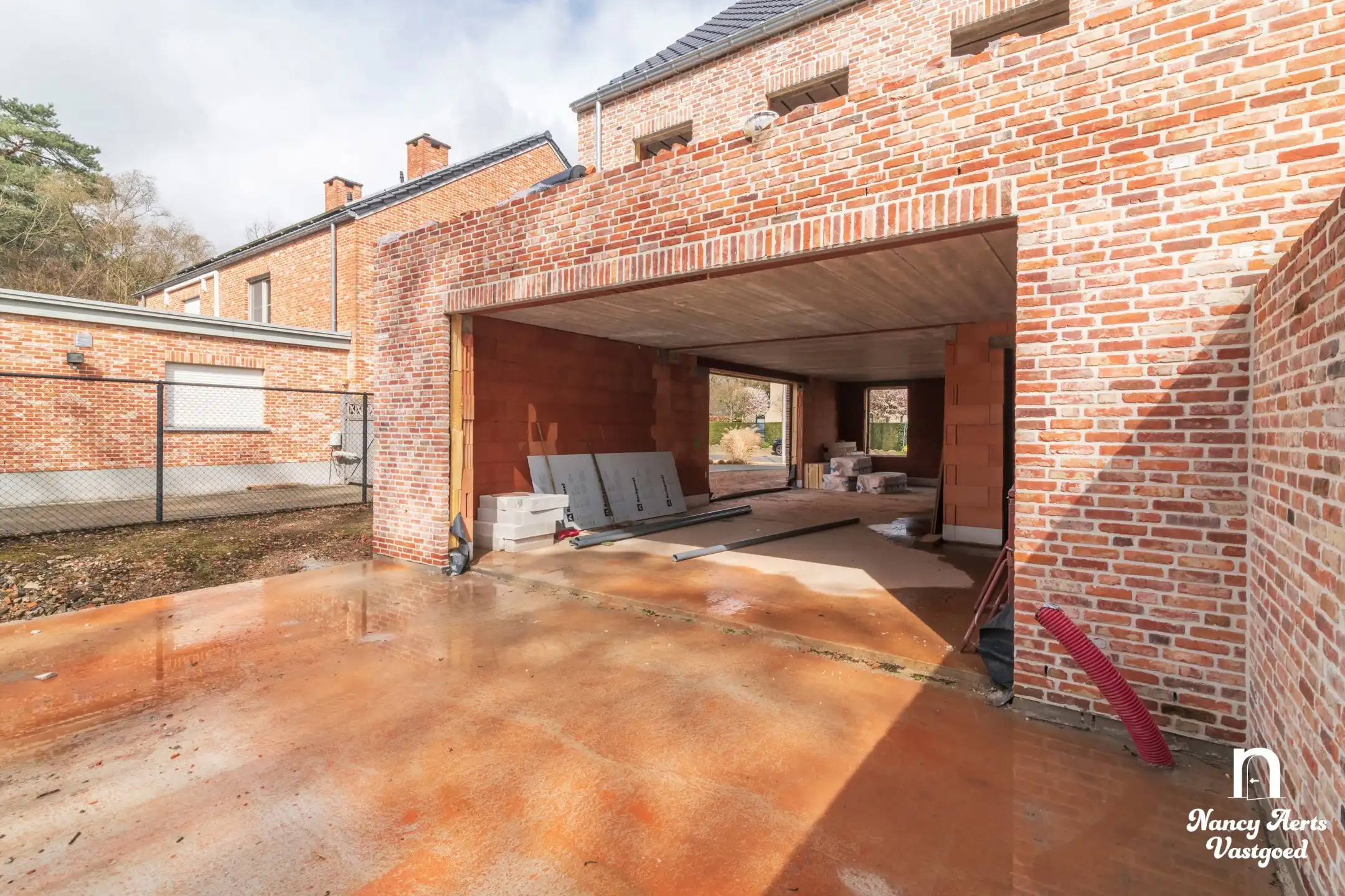 Ruime halfopen woning in opbouw met terras in rustige straat foto 6