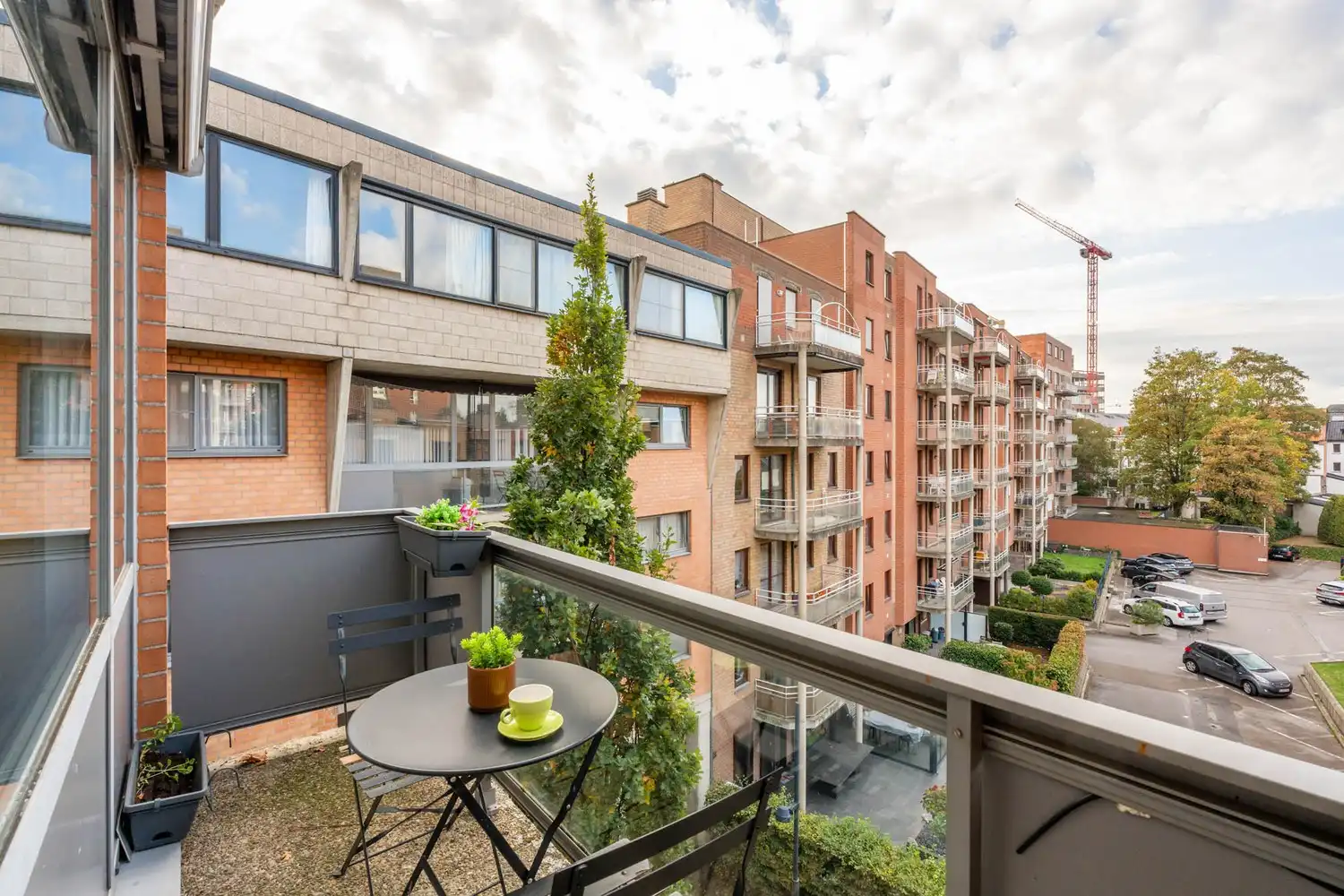 Centraal gelegen appartement met 2 slaapkamers, een terras en de mogelijkheid om een autostaanplaats en kelder bij aan te kopen te Leuven! foto 4
