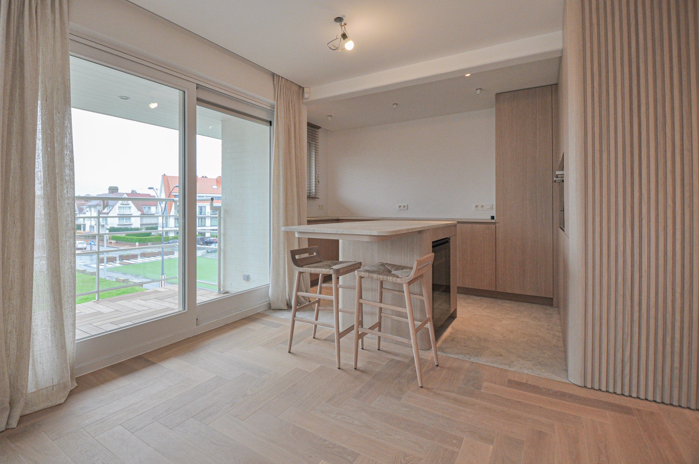 Lichtrijk volledig gerenoveerd appartement met een prachtig open zicht gelegen in een standingvolle villaresidentie. foto 8