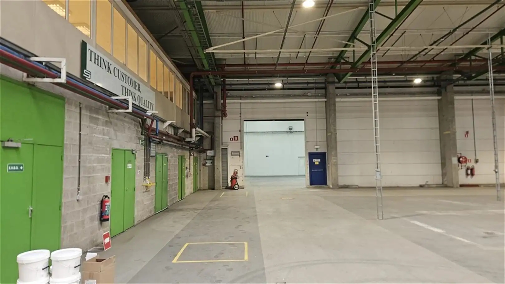 Magazijn met laad- en loskades en kantoren nabij R4 foto 15