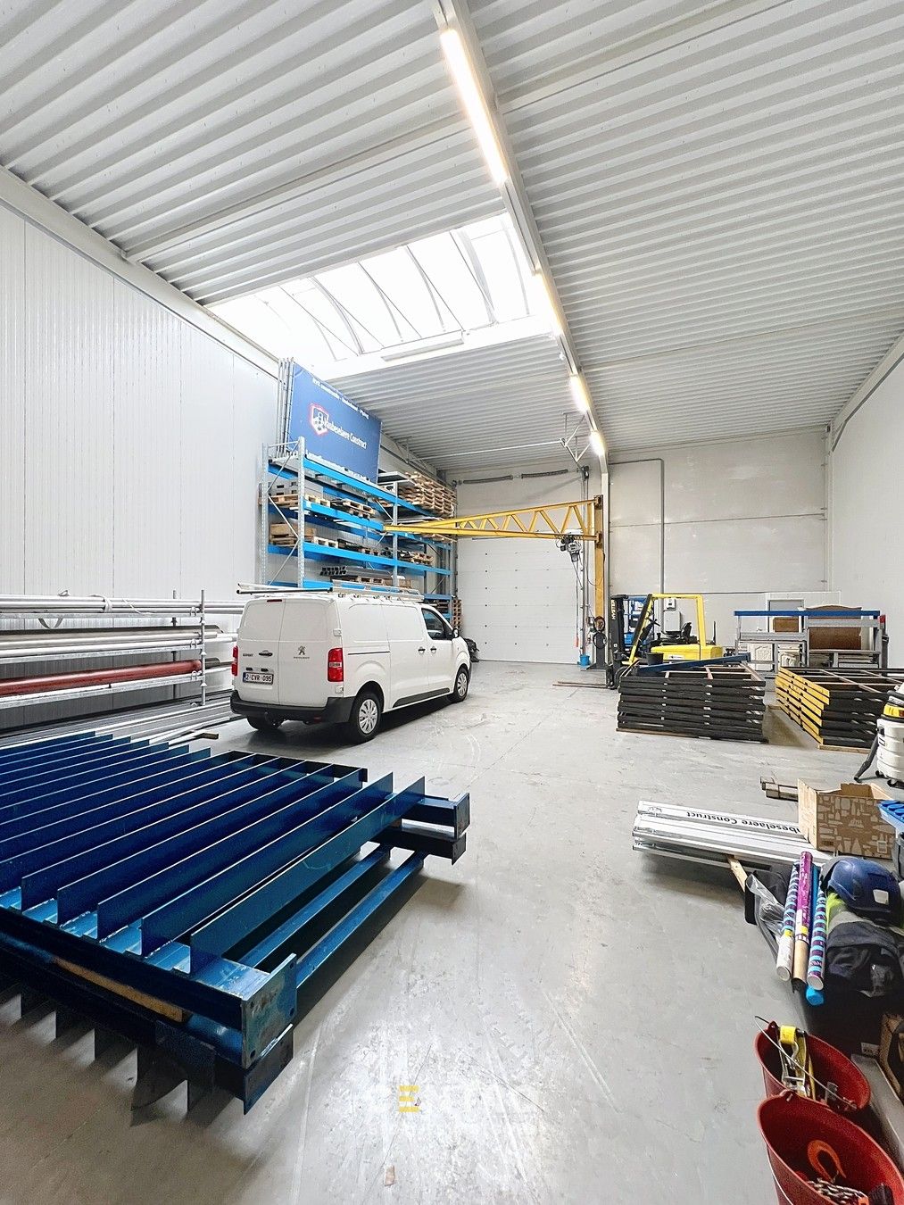 Instapklare LOODS (216m²) voorzien van sectionaalpoort (4,5 x 4,5m) met aparte loopdeur en VH van 7m. Op industriezone te Houthulst! foto 9