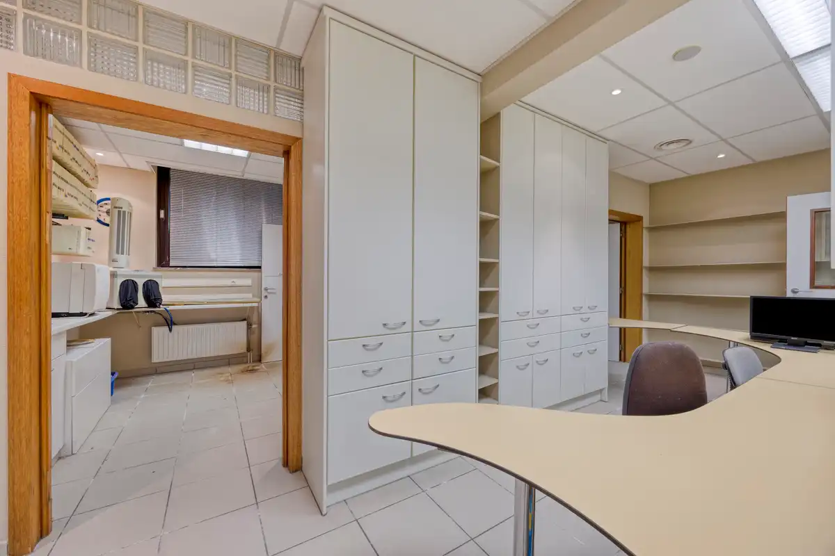 Karaktervolle stadswoning met handelsruimte, tuin en ruime garage in hartje Tongeren foto 3