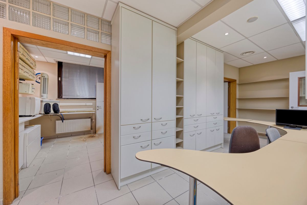 Karaktervolle stadswoning met handelsruimte, tuin en ruime garage in hartje Tongeren foto 3