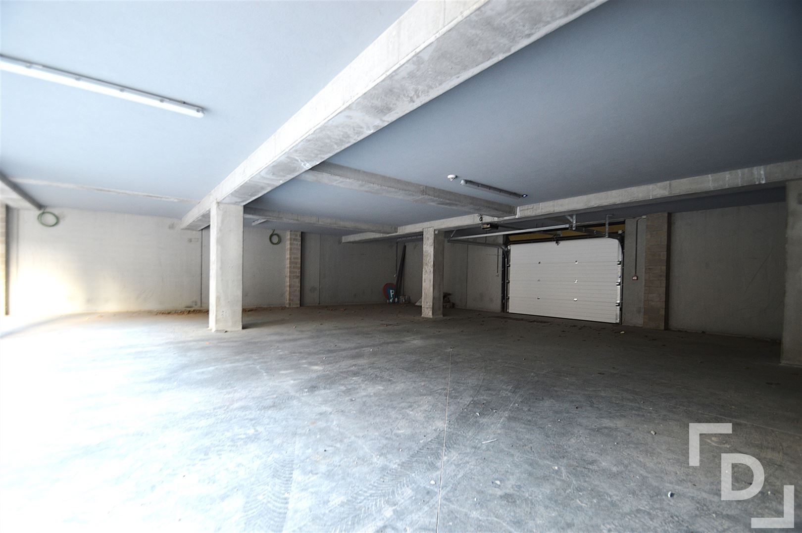 Nieuwbouwappartement van hoogwaardige afwerking met staanplaats te huur in centrum Ieper foto 11
