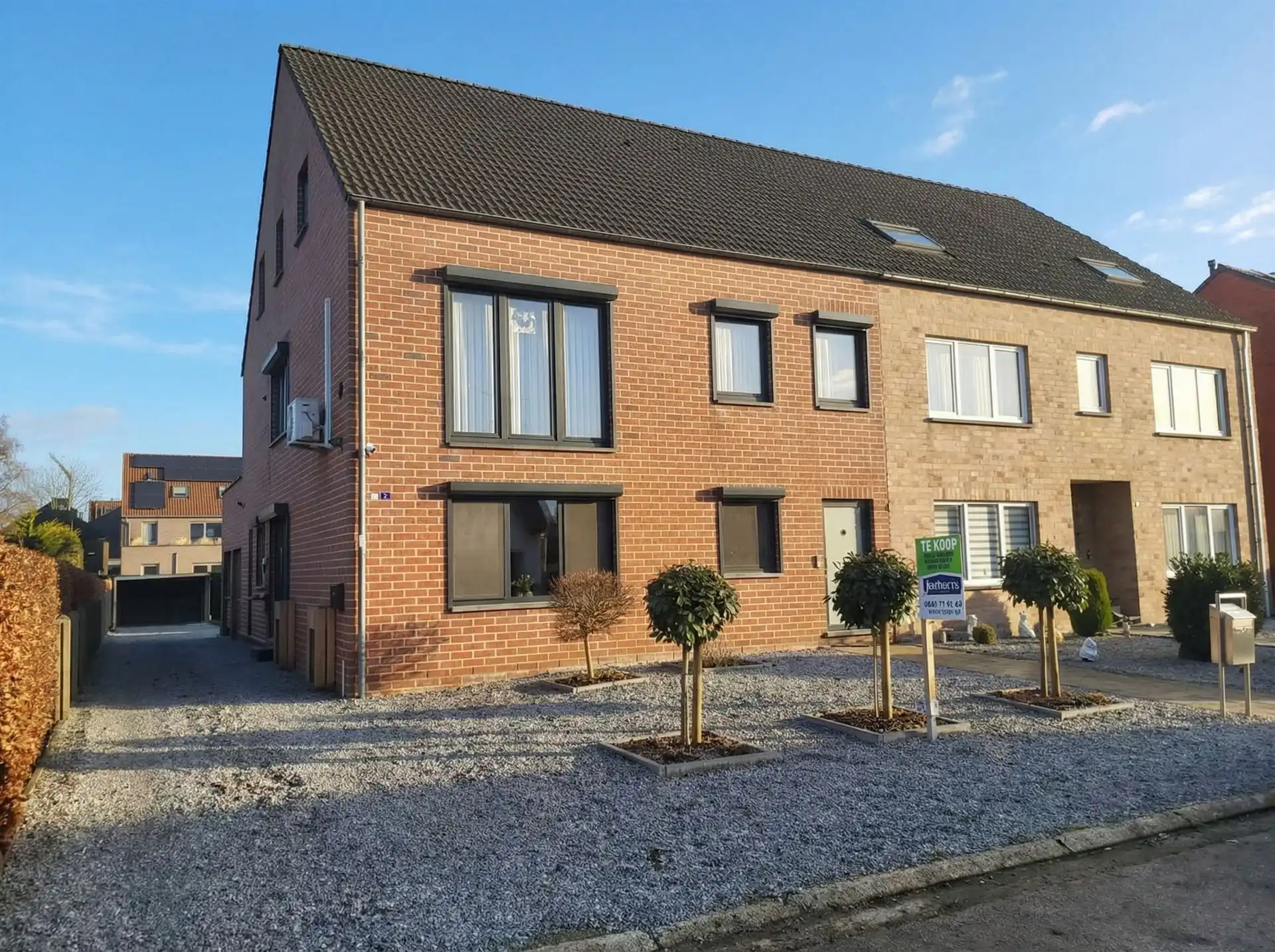 Instapklaar, gelijkvloers appartement met 2 slaapkamers, 2 garages en klein tuintje (via oprit bereikbaar) met overkapping in Maasmechelen! foto {{pictureIndex}}