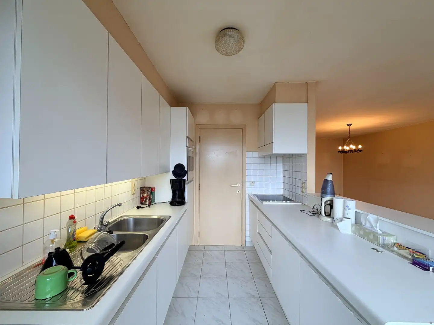 Instapklaar & centraal gelegen appartement met balkon te Roeselare! foto 2