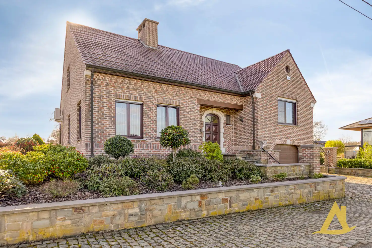LANDELIJKE WONING IN EEN RUSTIG STRAATJE TE BEKKEVOORT! foto {{pictureIndex}}