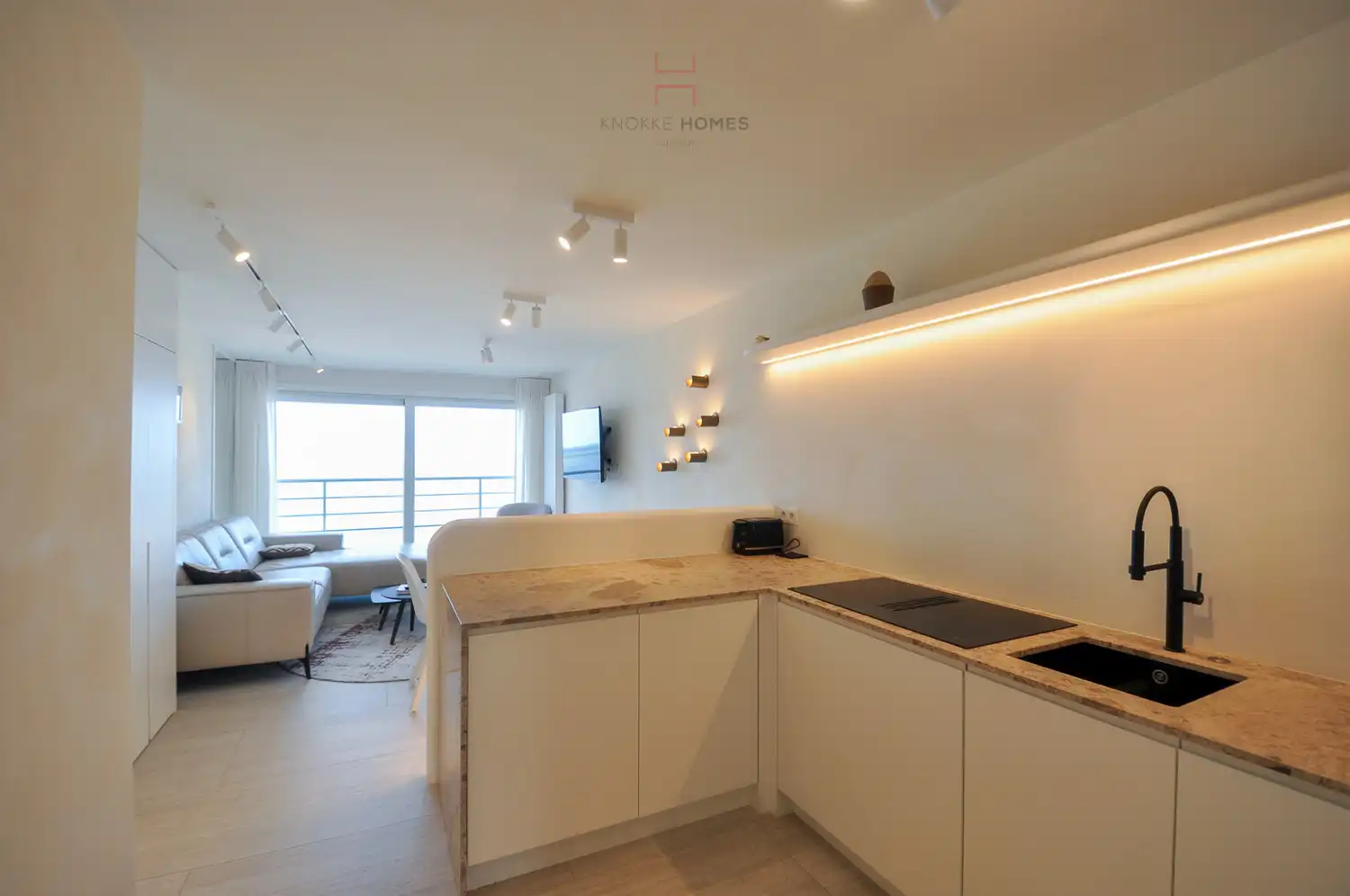 Gerenoveerd appartement met panoramisch zeezicht aan de Zeedijk in Knokke-Duinbergen foto 9