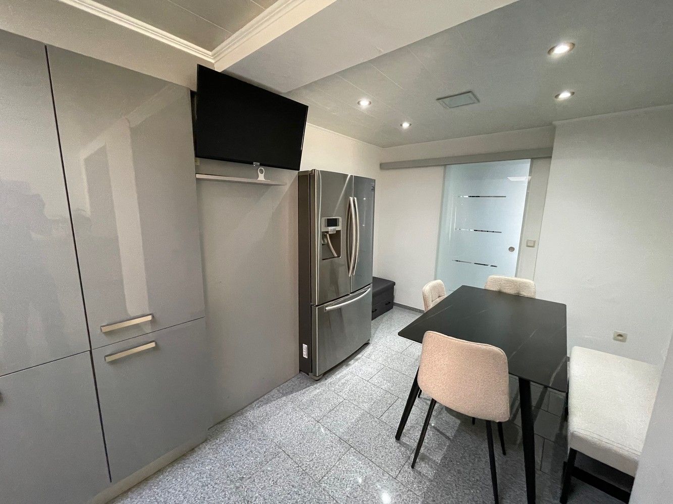 Genk, Kraaistraat 11 – Volledig gerenoveerde en energiezuinige (EPC B) rijwoning met 3 slaapkamers, terras en tuin gelegen in een rustige woonwijk. foto 8