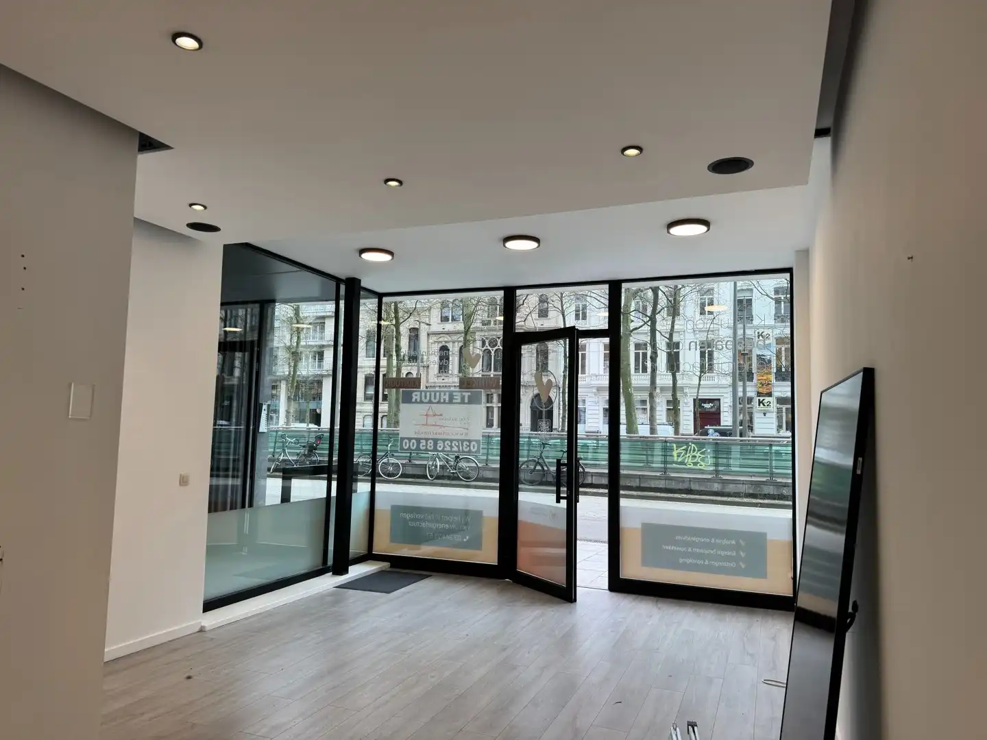 COMMERCIEEL GELIJKVLOERS OP ZEER CENTRALE LIGGING foto 4