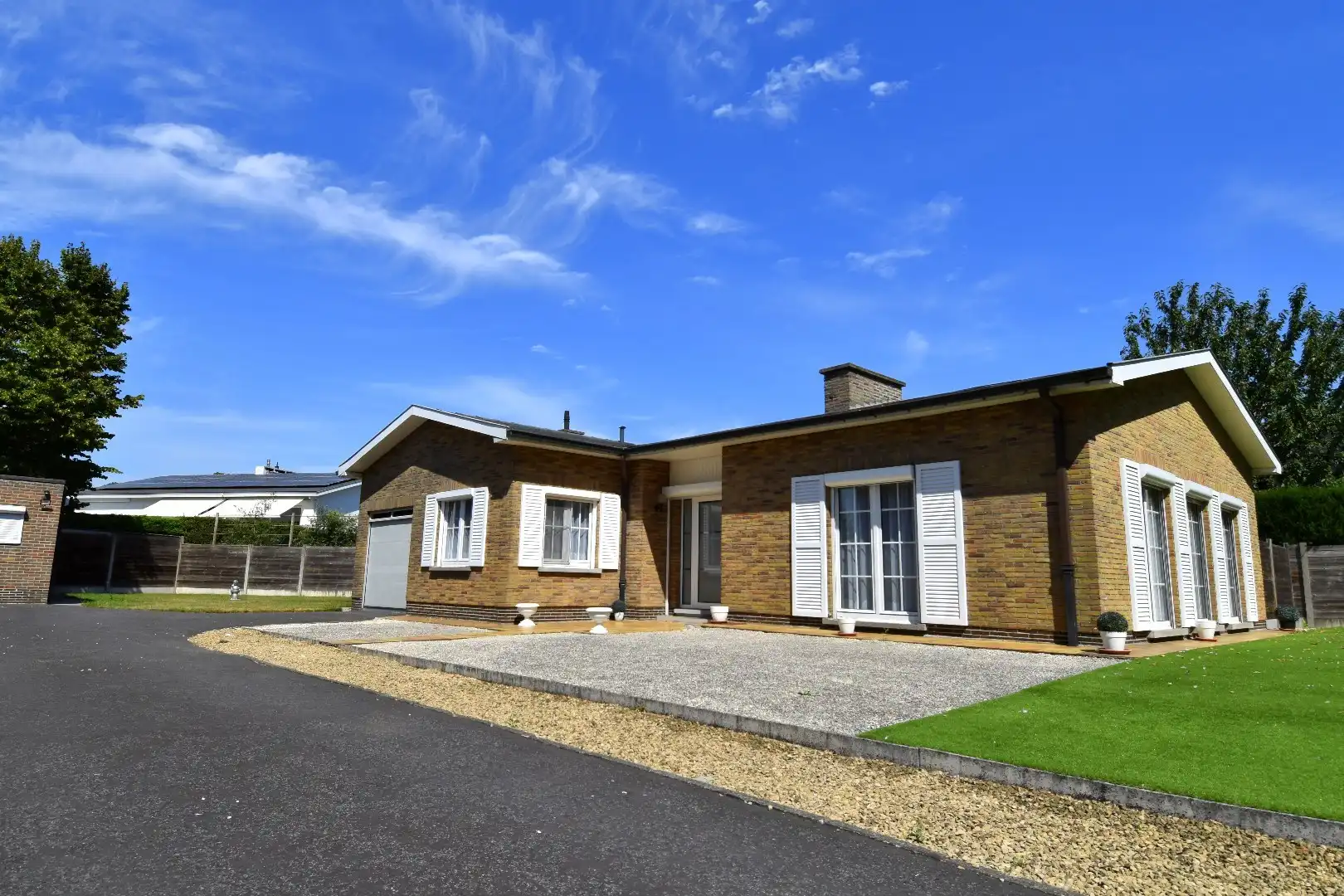 Alleenstaande woning met tuin en garage te koop op een bereikbare locatie te Harelbeke foto 2