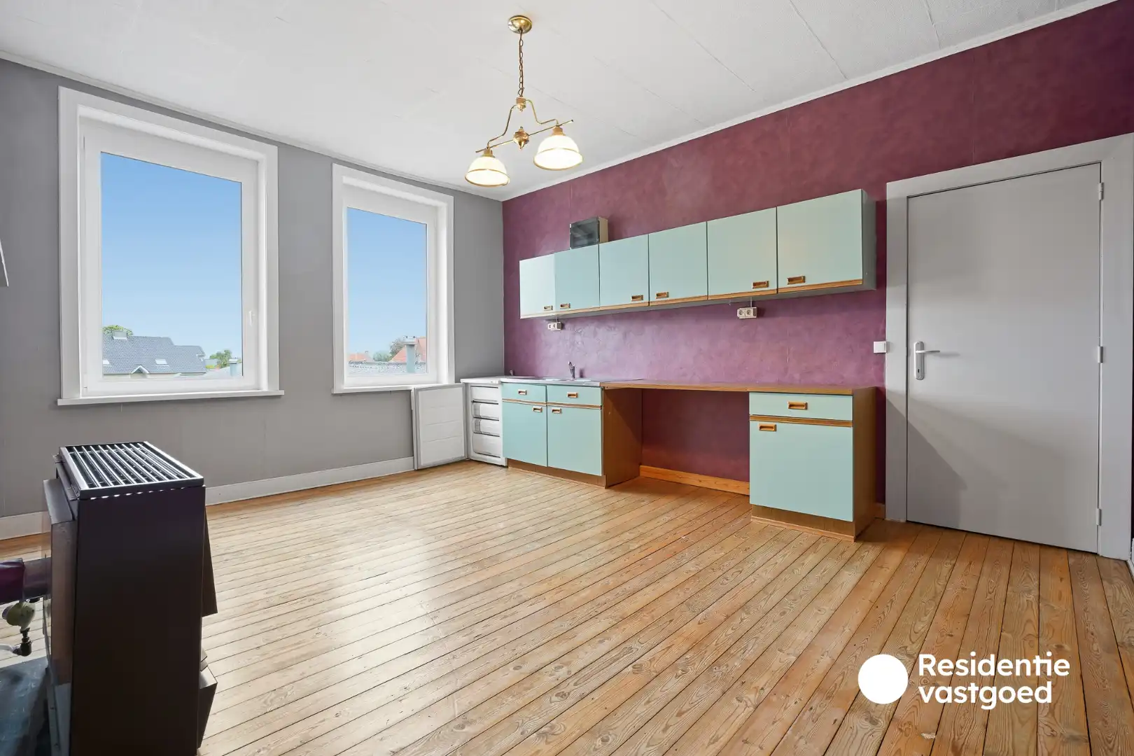 Veelzijdig eigendom met handelsruimte, ruime woning en bouwgrond in centrum Merkem! foto 11