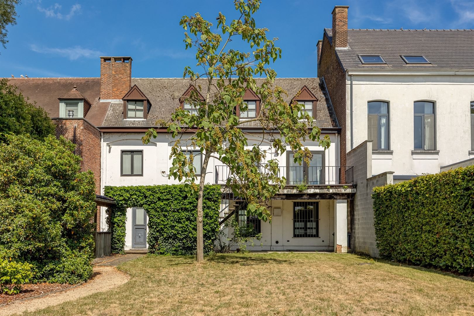 Grote woning in de dorpskern, met tuin en achter-uitweg. 'Must-see'! foto {{pictureIndex}}