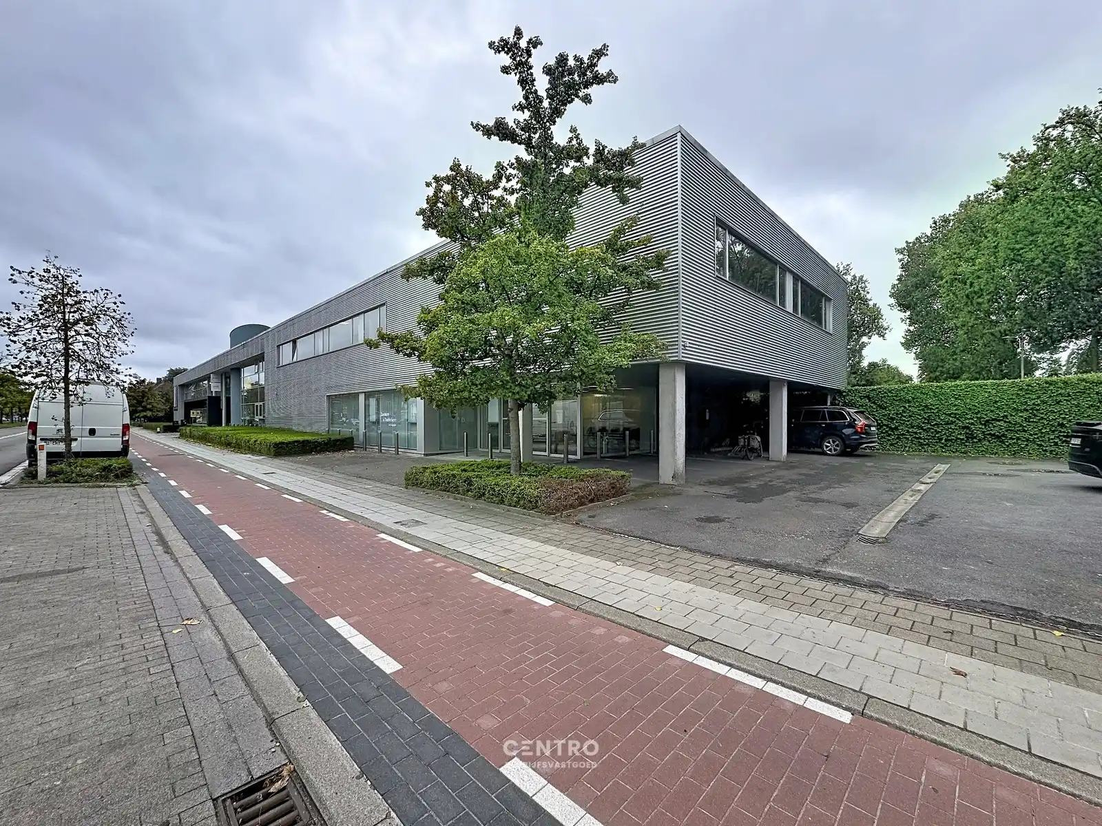 Instapklare KANTOORRUIMTEN (430m²) met 10 private parkeerplaatsen, langs een drukke invalsweg van Brugge! foto {{pictureIndex}}