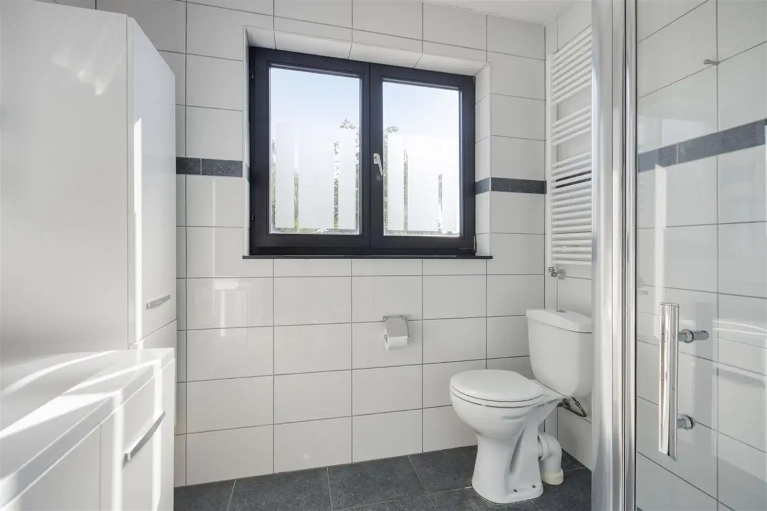 Vrijstaande woning met 3 slaapkamers, ruime tuin en garages op een riant perceel van 9a18ca, rustig gelegen nabij het centrum van Maaseik.  foto 17