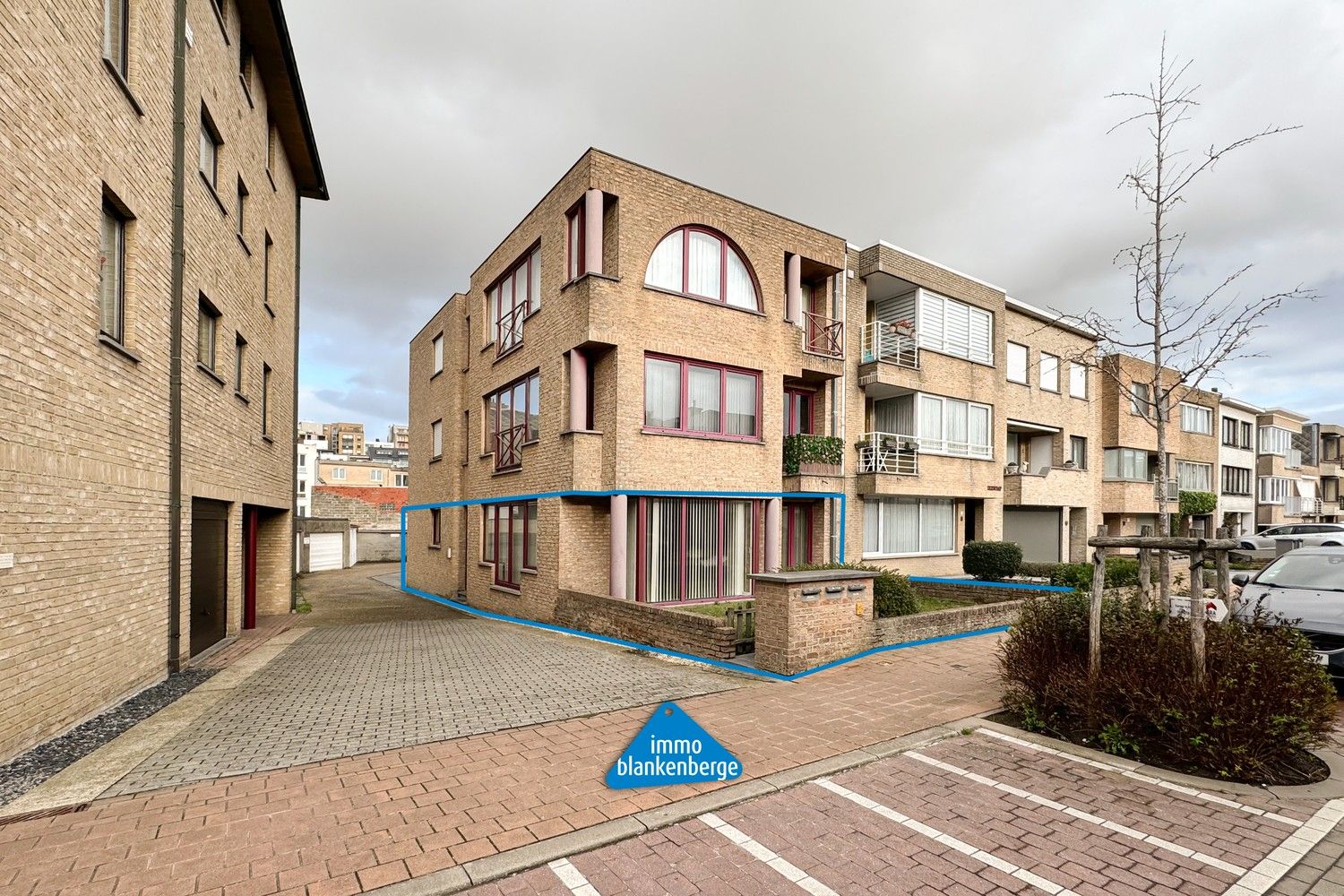Ruim gelijkvloers appartement met voortuin en autostaanplaats foto {{pictureIndex}}