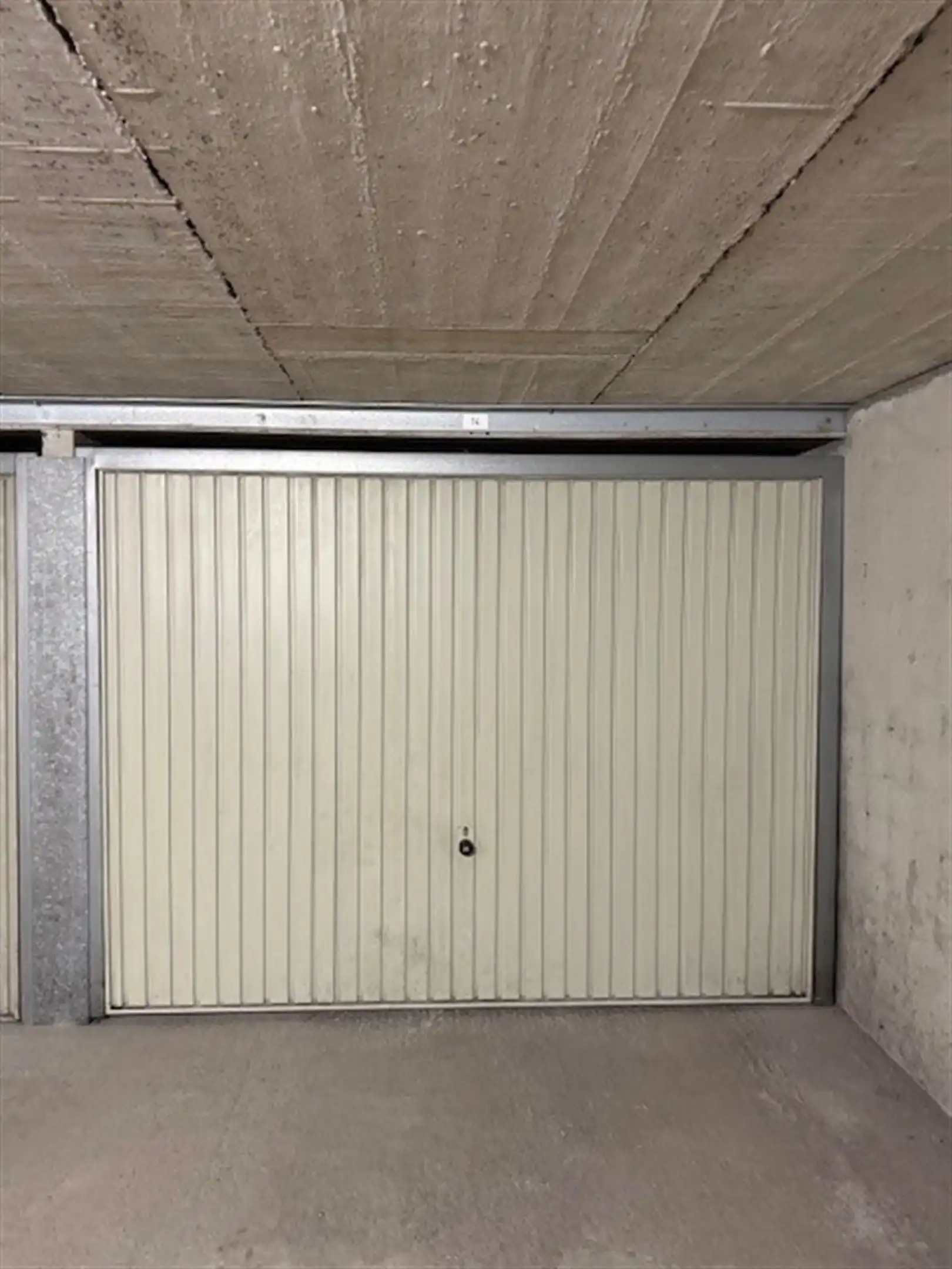 garagebox Mouchotteplein foto {{pictureIndex}}