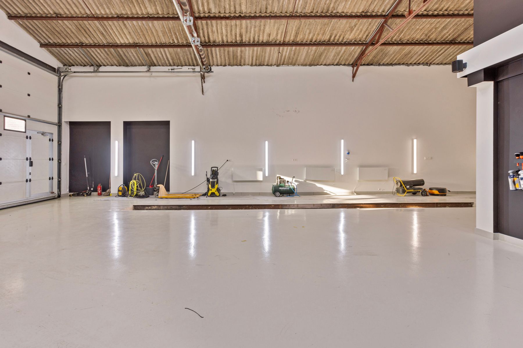Garage/werkplaats/magazijn met aparte kantoren! foto 3