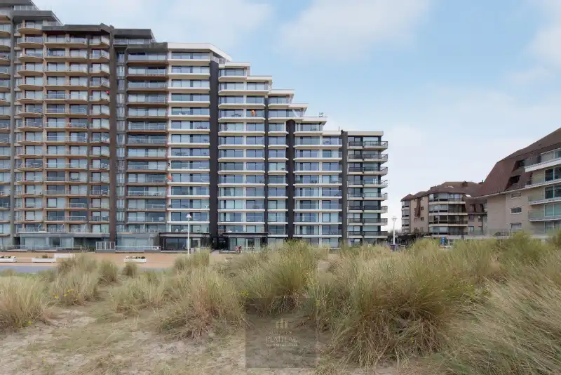 Ruim doorloop-appartement met 2 slaapkamers in de vernieuwde residentie Scorpio op de zeedijk te Nieuwpoort-Bad. foto {{pictureIndex}}