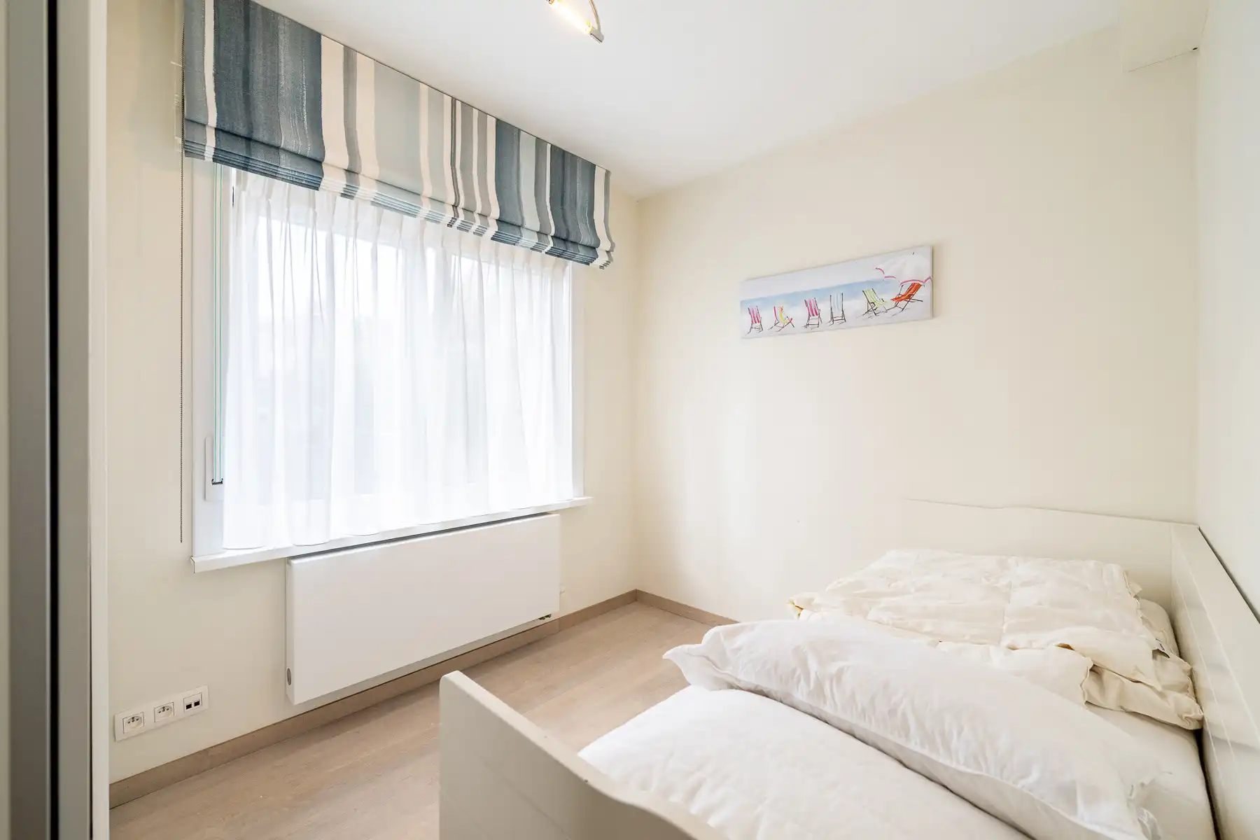 Gemeubeld drie slaapkamerappartement vlakbij de Zoutelaan met parking foto 16