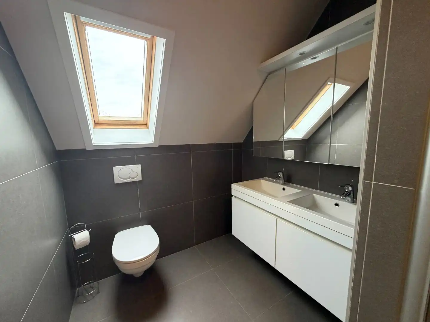 Uiterst ruim appartement (119m²)  met twee slaapkamers op de markt van Houthulst foto 11