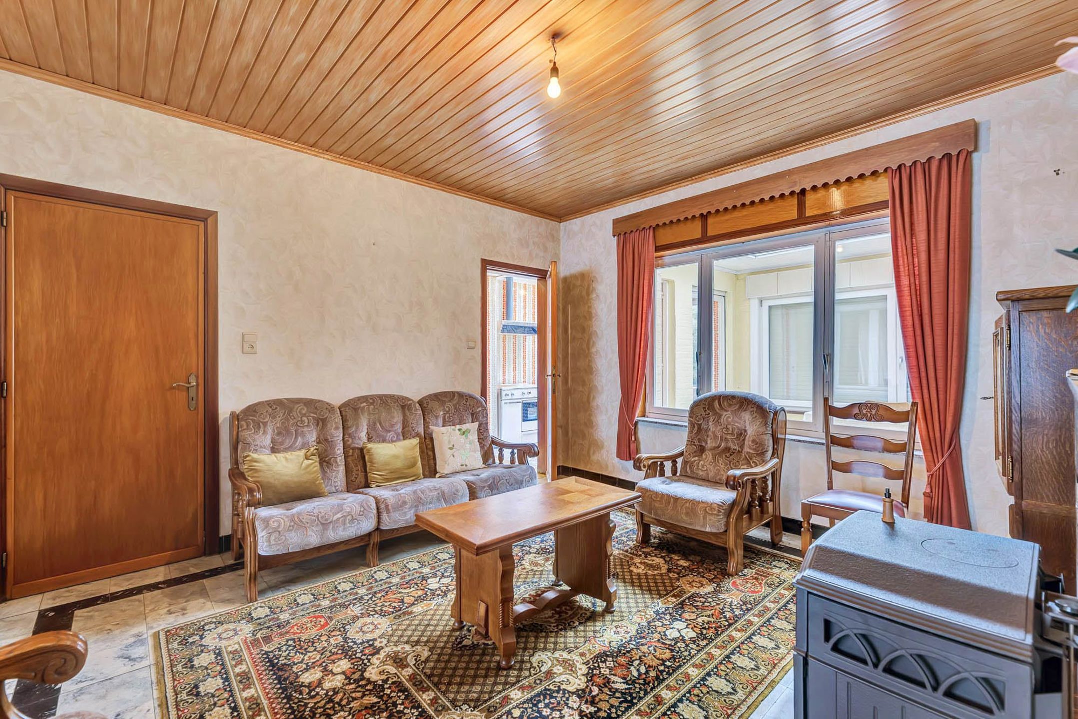 Te renoveren woning met garage en tuin foto 5