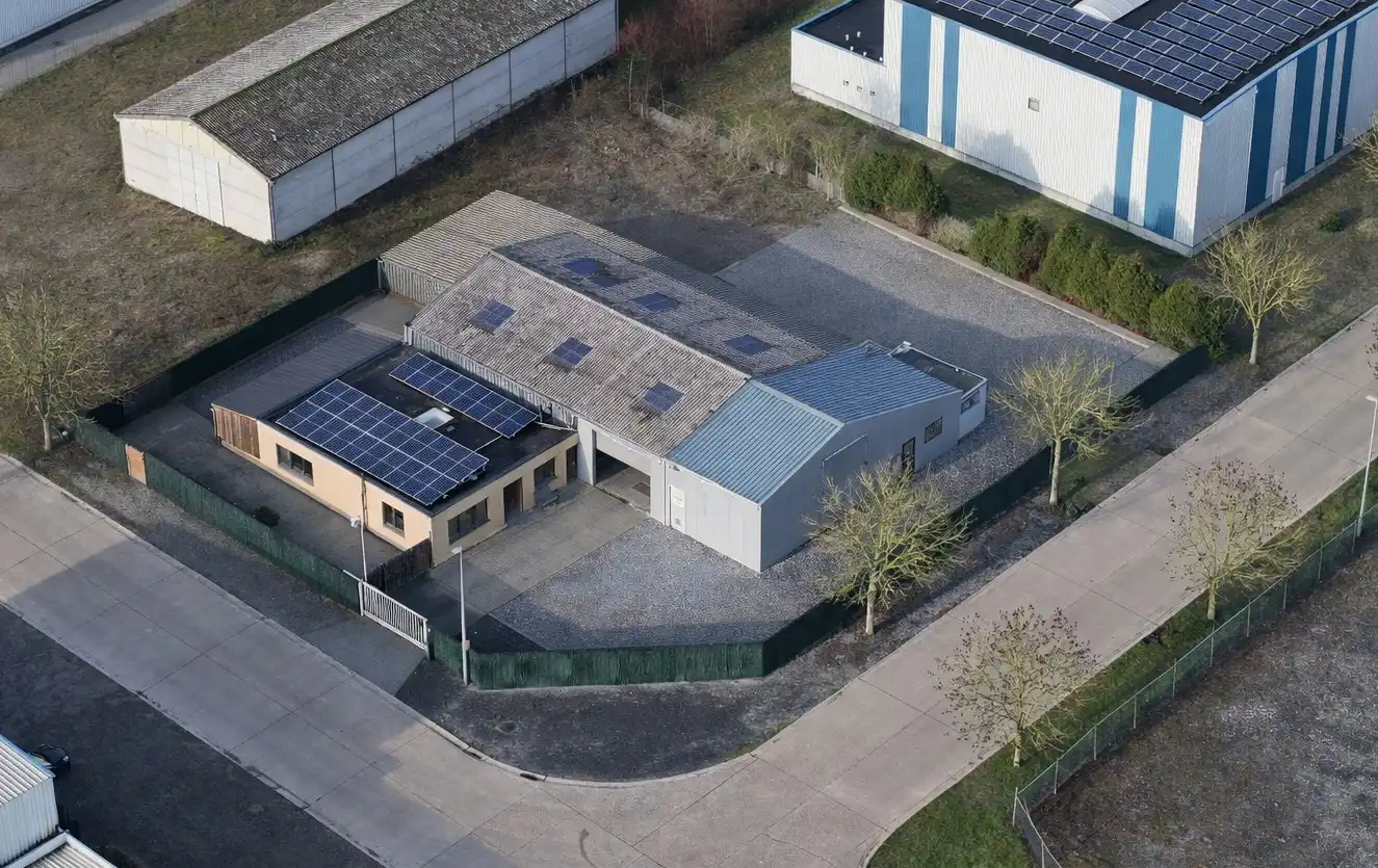 Woning met bedrijfshal op volledig omheind perceel foto {{pictureIndex}}