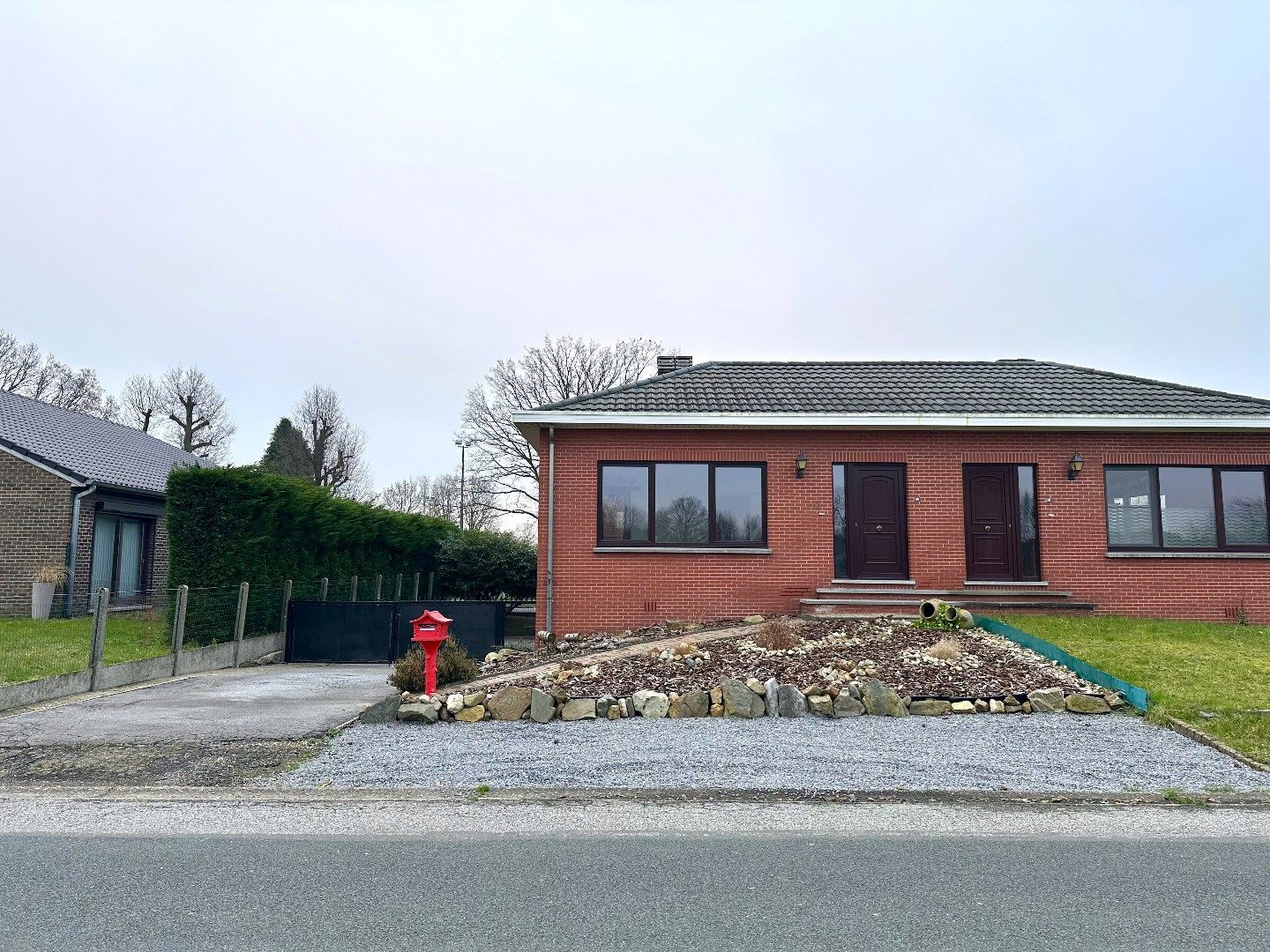 Halfopen woning met ruime tuin foto 26