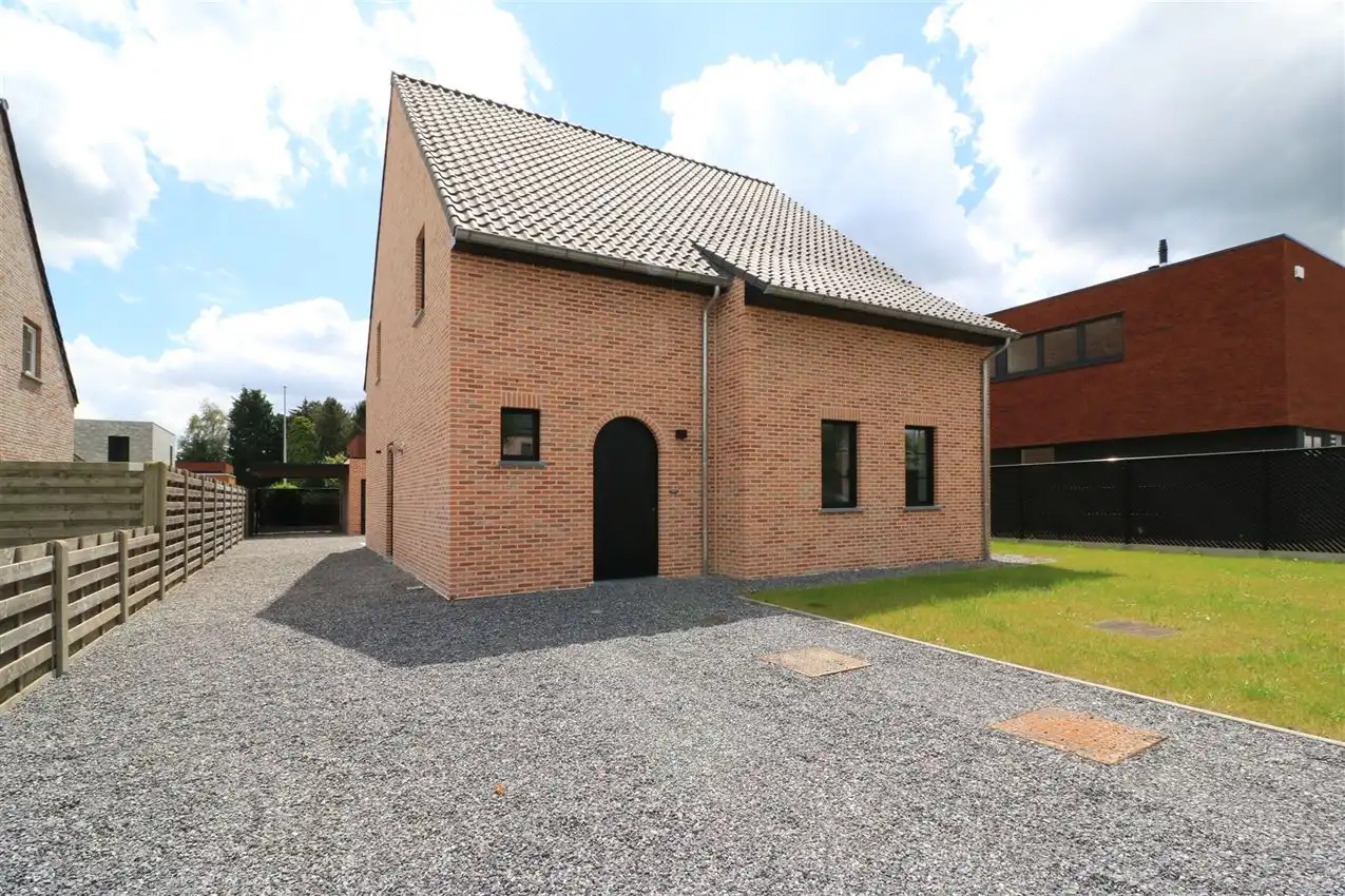 Aangename woning met drie slaapkamers en mooie tuin op rustige locatie foto {{pictureIndex}}
