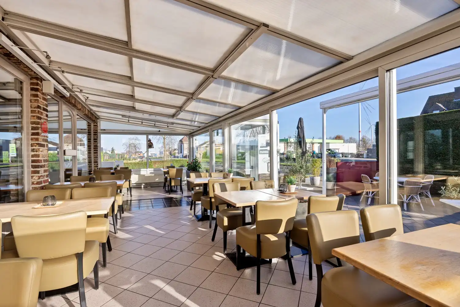 Bedrijfspand met woonst op perceel met commerciële mogelijkheden (ca. 38a) foto 17