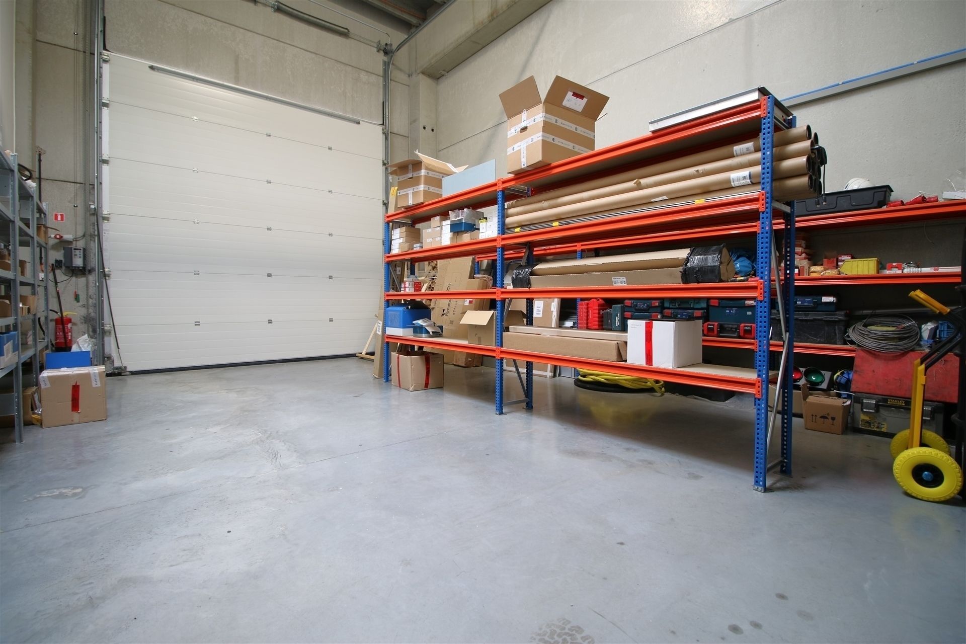 Ingerichte KMO-unit met burelen en magazijnen foto 17