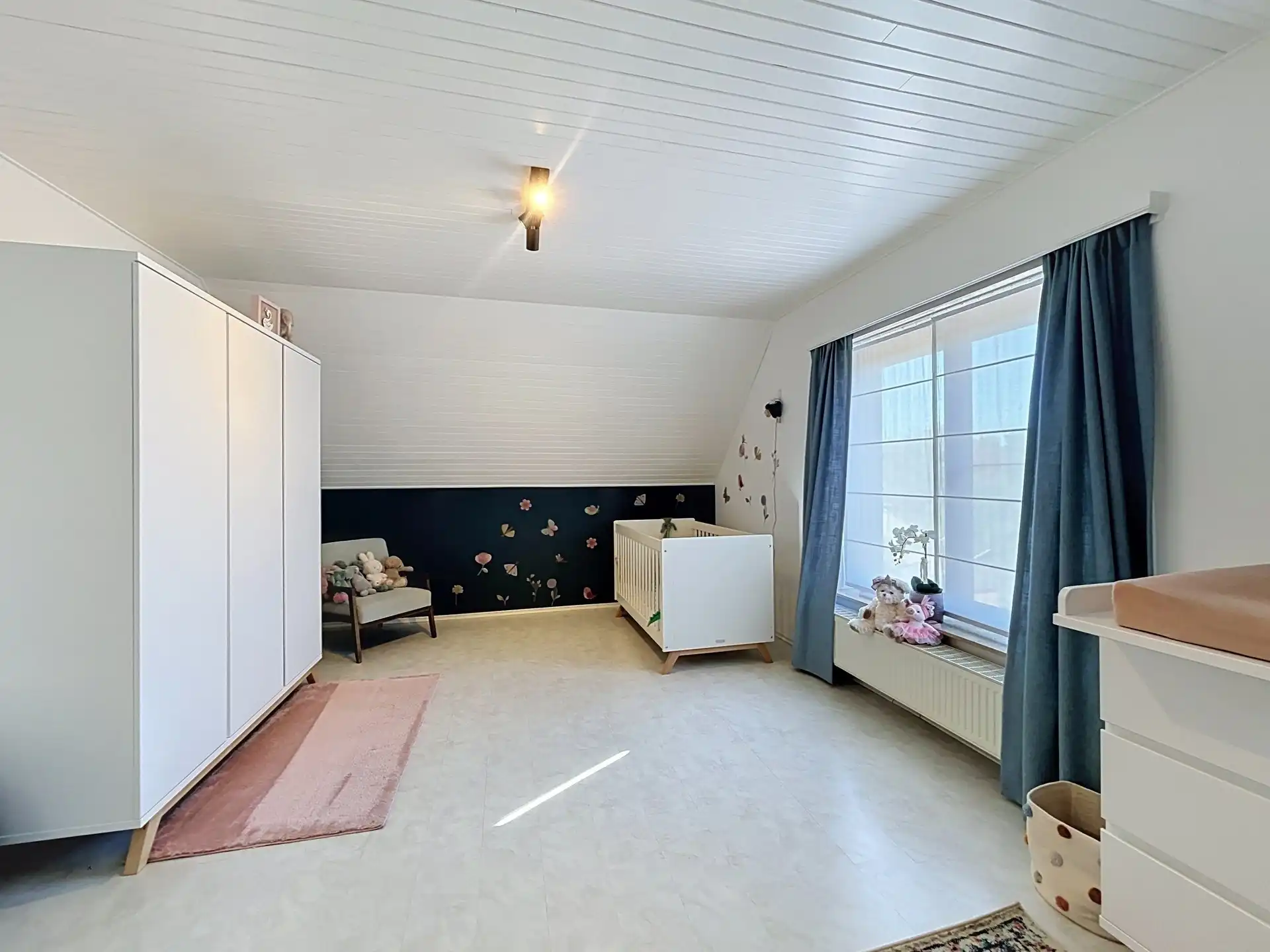 Gezinswoning met handelsruimte en  dubbele garage op toplocatie foto 11