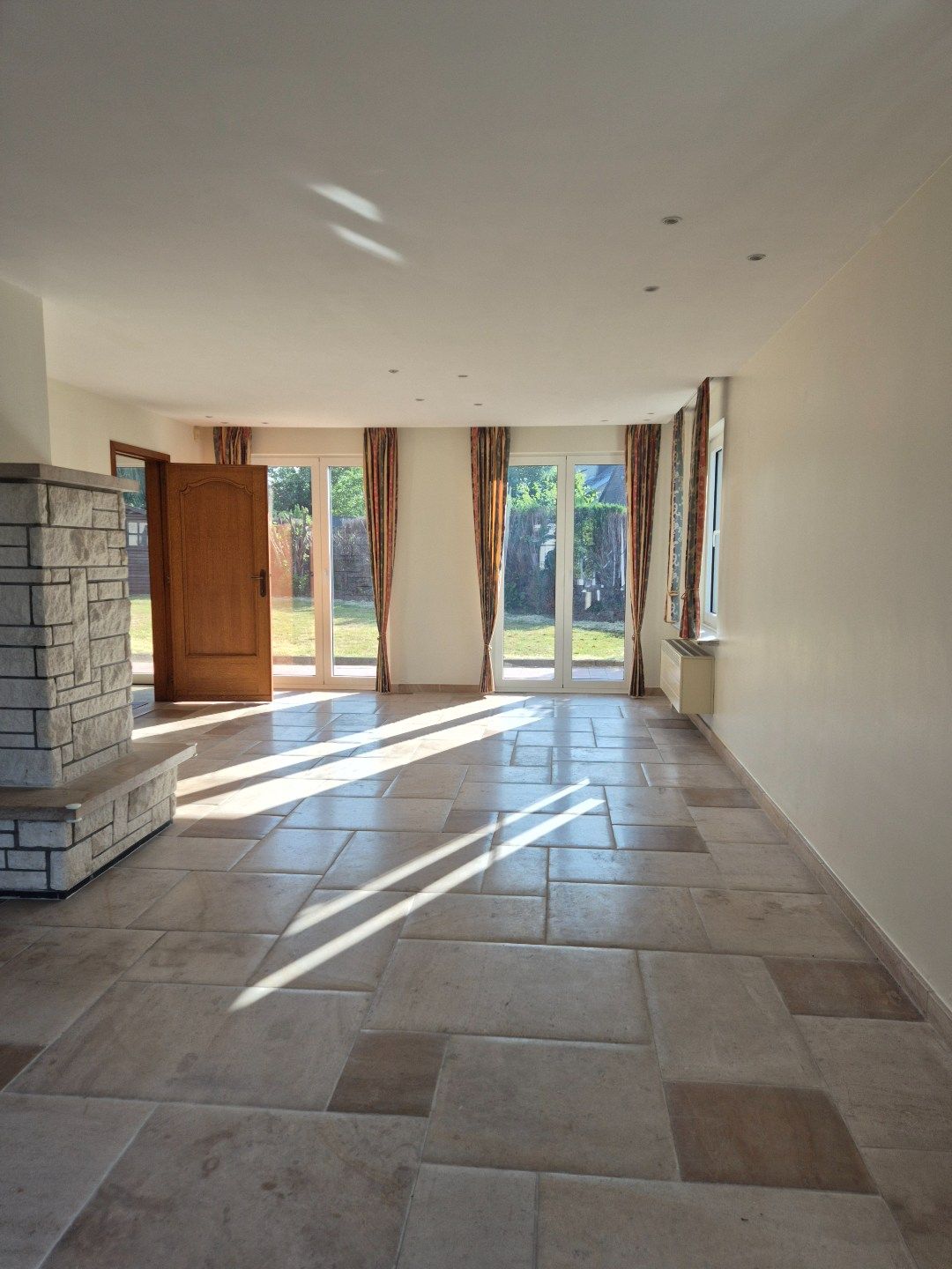 Ruime woning met drie slaapkamers, bureel en tuin. foto 6